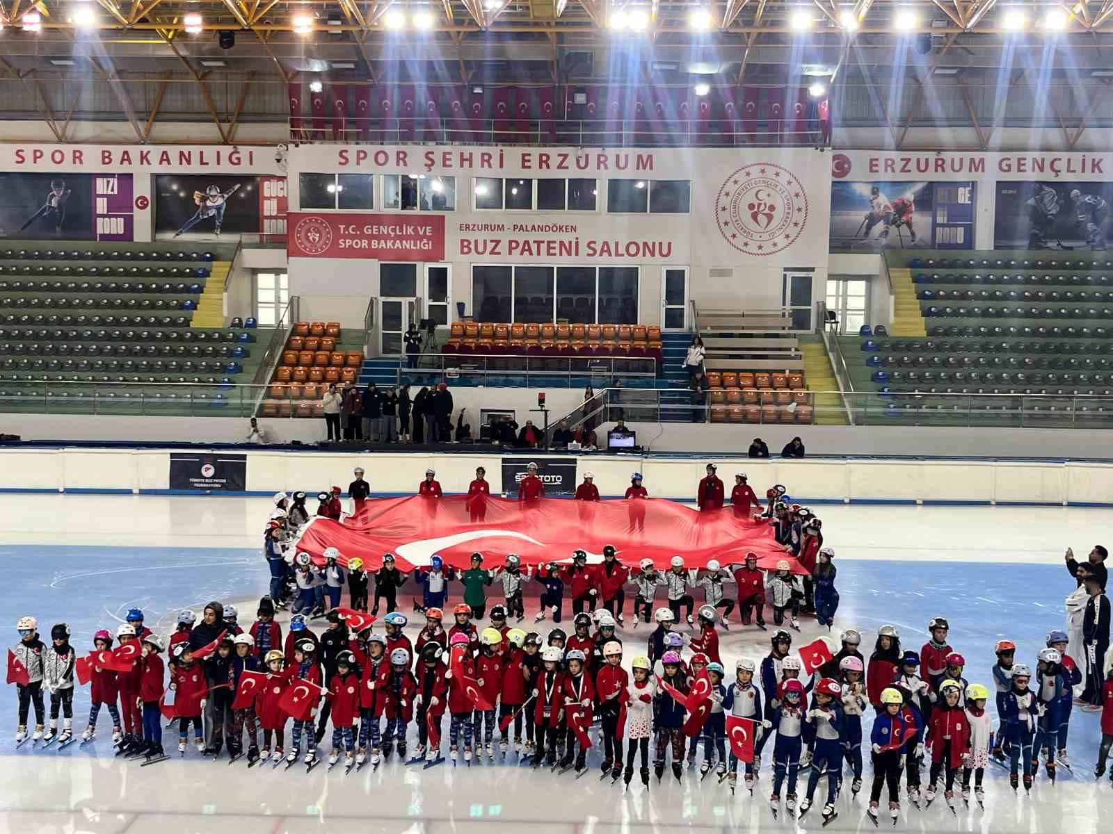 Erzurum'da Buzda 30 Ağustos Zafer Coşkusu