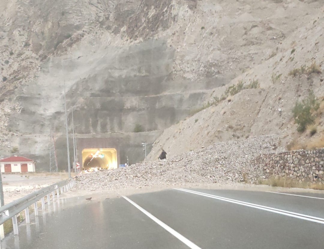 Oltu-Artvin Yolu Sel Nedeniyle Kapatıldı, Trafik Durdu