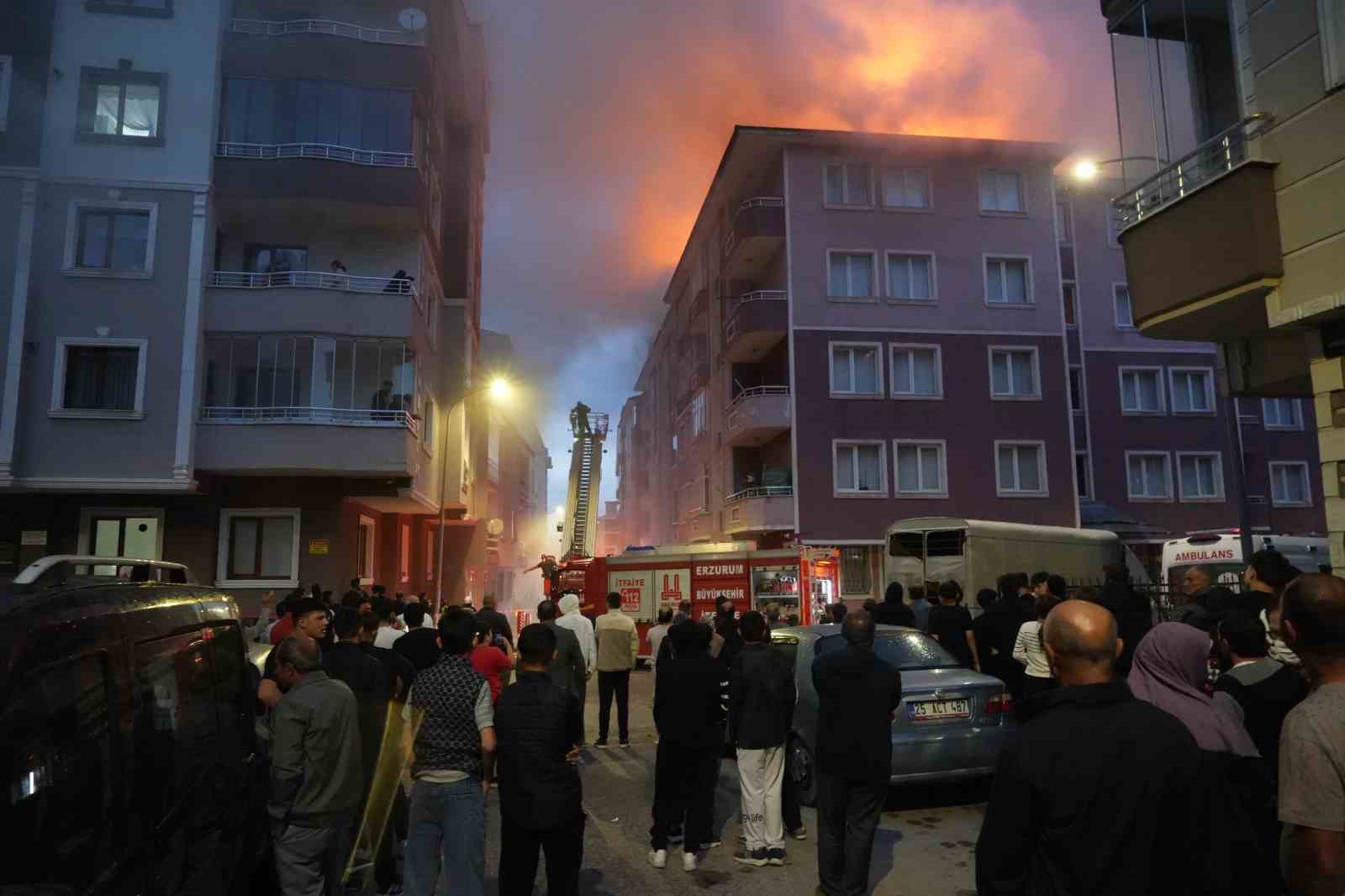 Erzurum'da Çatı Yangını Korkuttu, İtfaiye Ekipleri Müdahale Etti