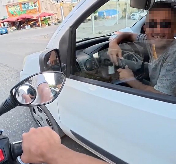 Motosiklet ve otomobil sürücüsünden dostane diyalog