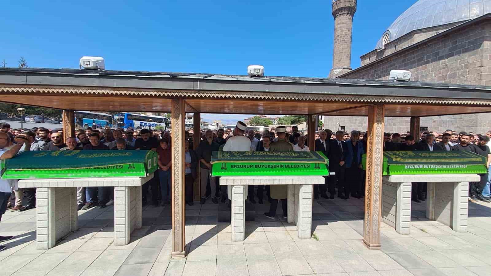Trafik Kazasında Hayatını Kaybeden Üç Genç için Yürek Dağlayan Cenaze Töreni