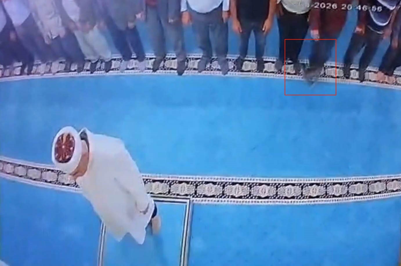 Camide Kediyi Tekmeleyen Şahıs Gözaltına Alındı, Hayvanseverler Kediyi Arıyor