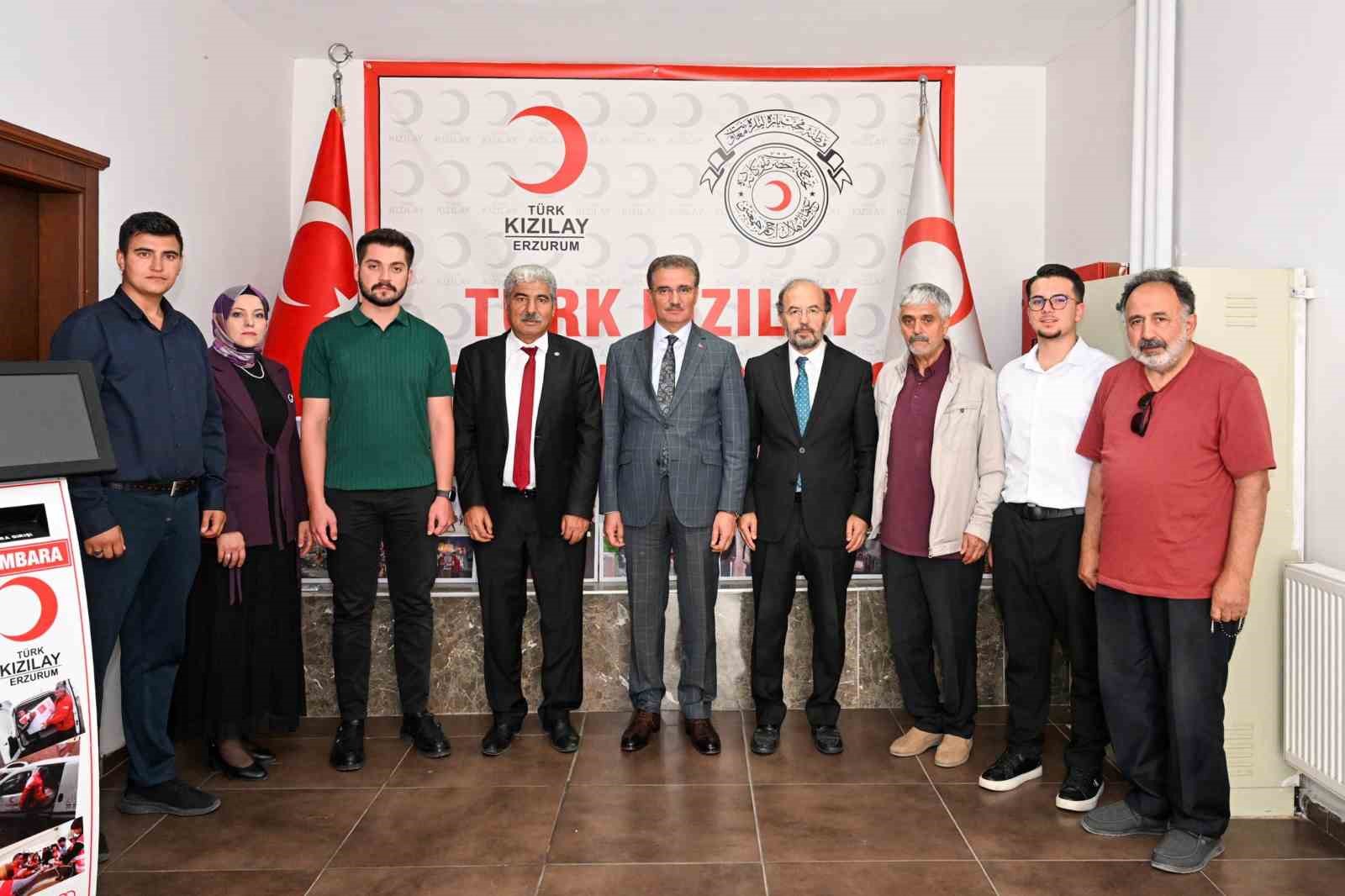 Vali Aydın Baruş, Kızılay Erzurum Şubesi'ni Ziyaret Etti
