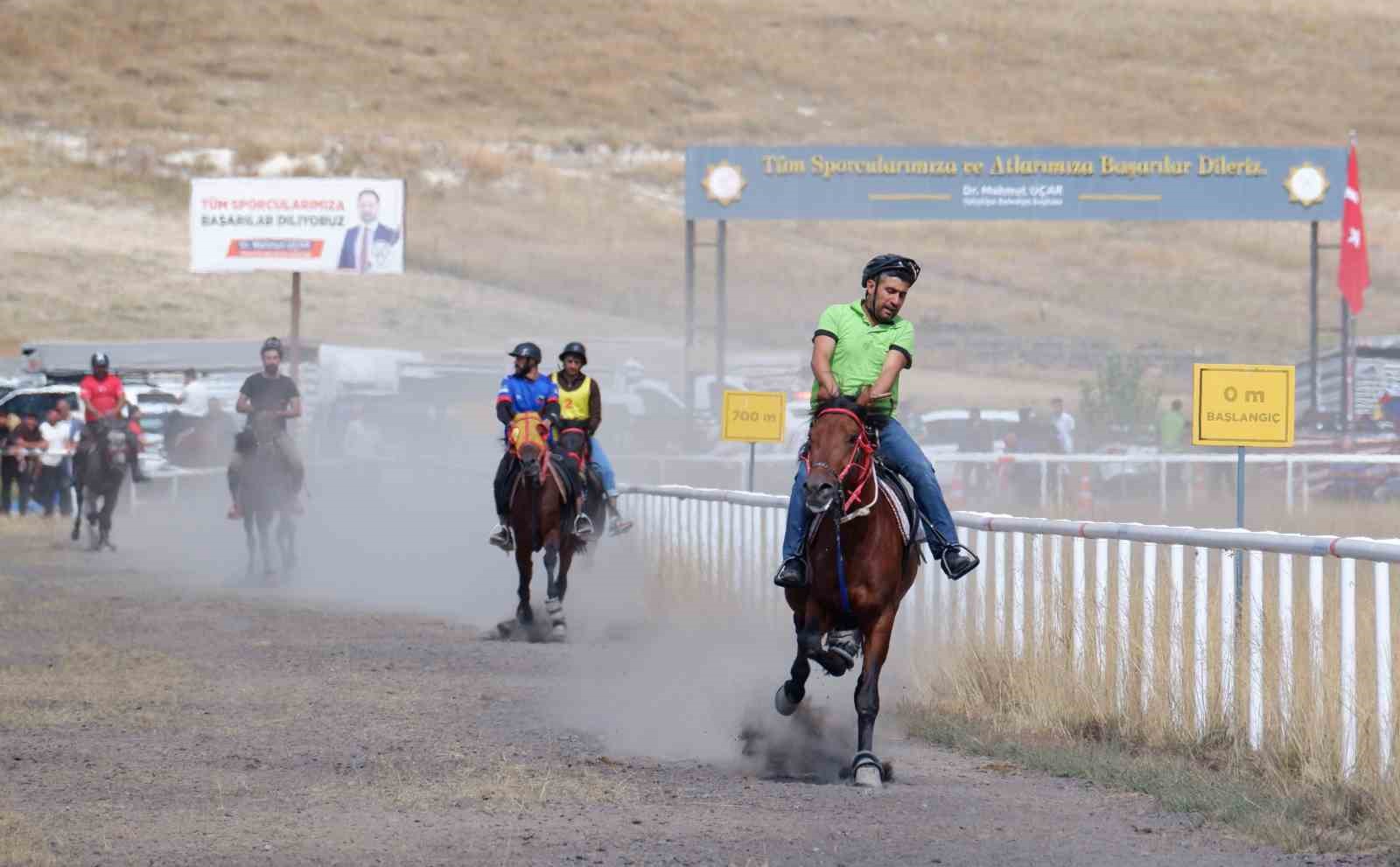 Erzurum'da Rahvan At Yarışları Coşkusu