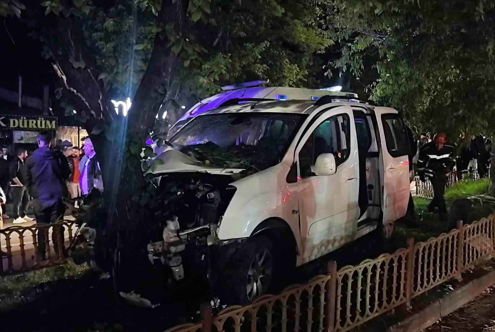 Palandöken'de Ağaçla Çarpan Araçta 2 Yaralı