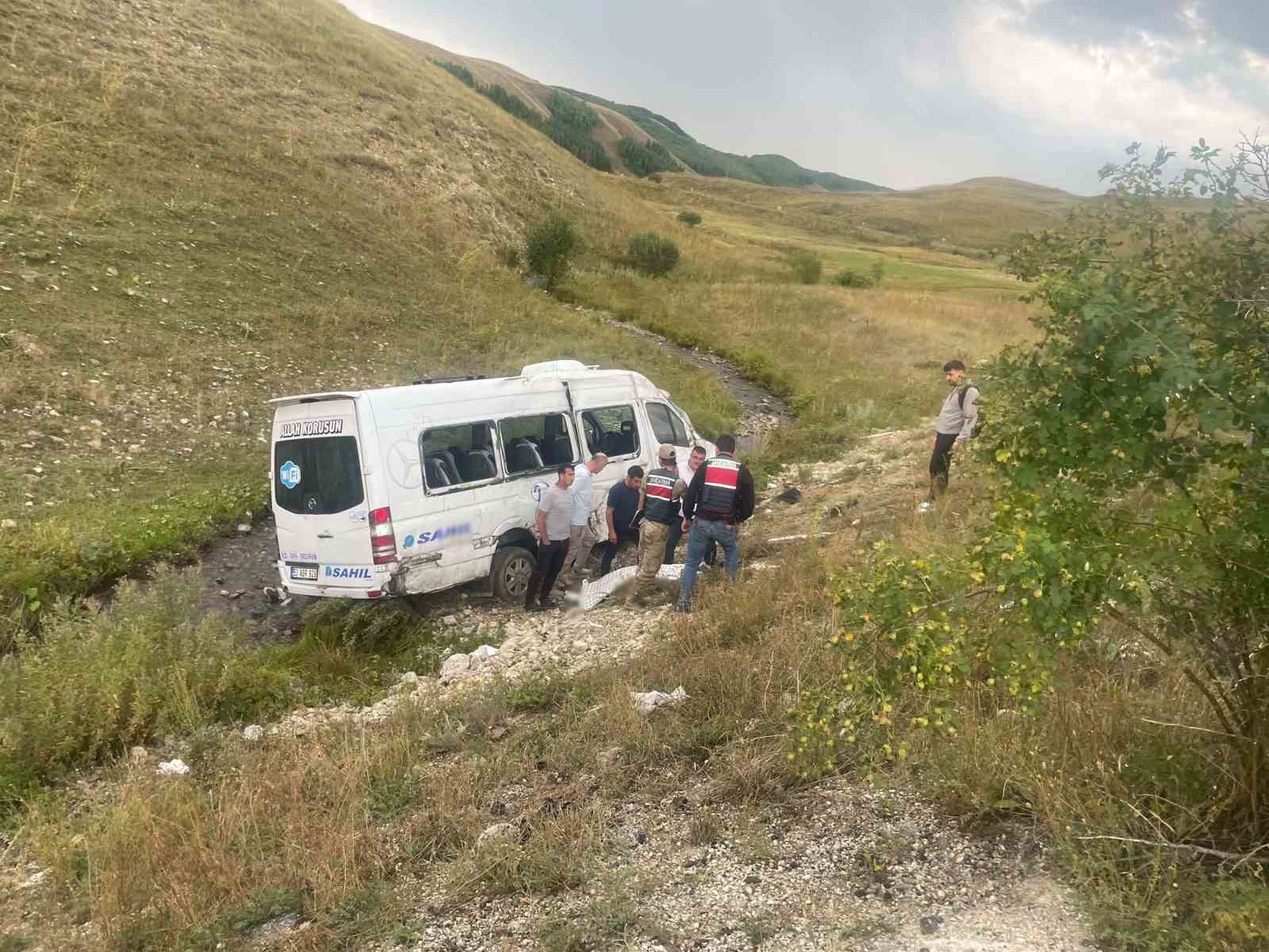 İspir'de Minibüs Devrildi: 3 Yaralı Hastaneye Kaldırıldı
