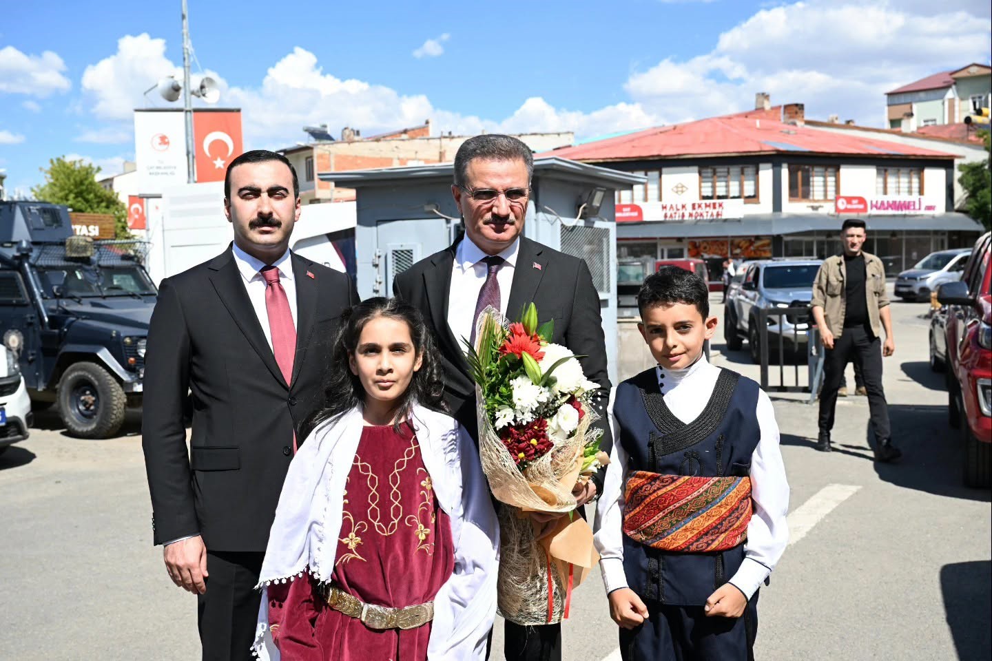 Vali Baruş, Eğitimi Desteklemek İçin Çat’ta İncelemelerde Bulundu
