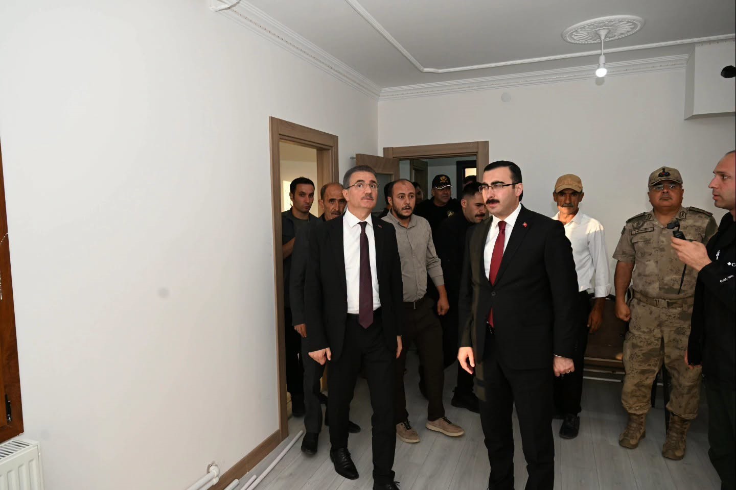Vali Baruş, Yavi Mahallesi'ndeki Deprem Konutlarını İnceledi