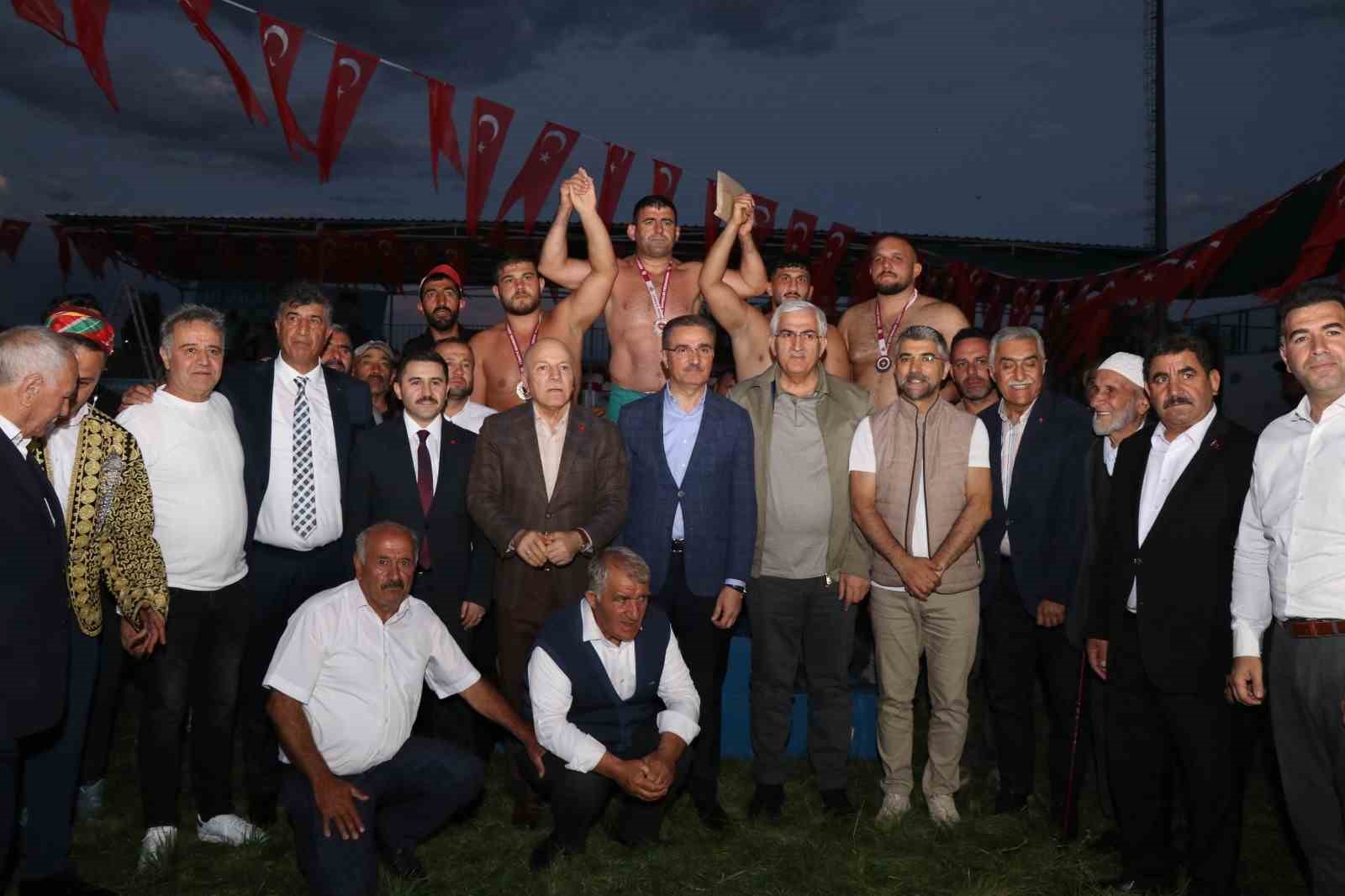 Büyük Pasinler Karakucak Güreşleri'nde Şampiyon Kenan Gör