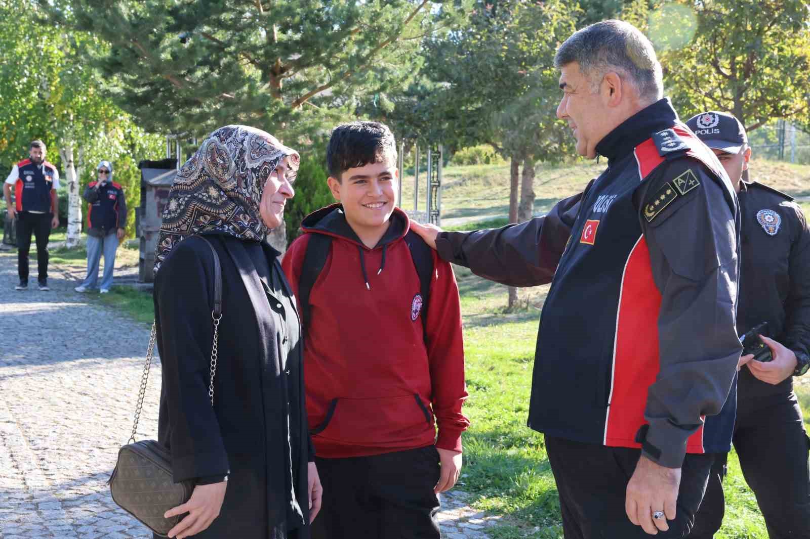 Erzurum’da Okul Çevrelerinde Güvenlik Denetimi: Emniyet Müdürü Karaburun Arazide