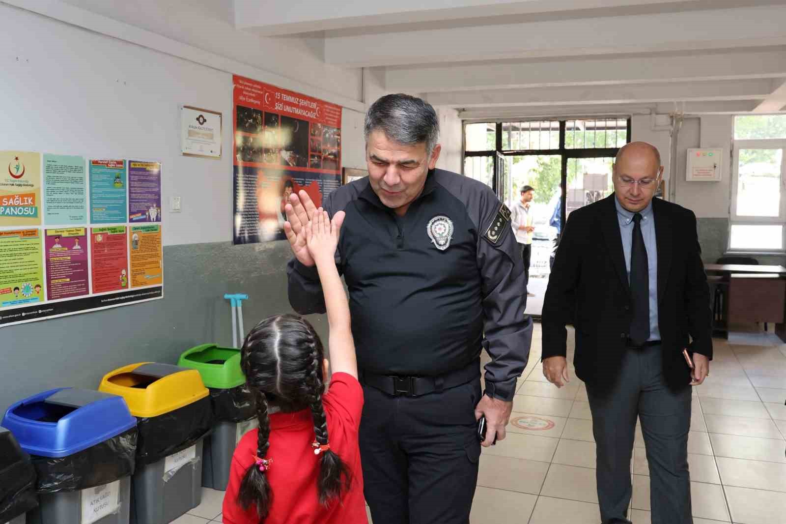Polis ve Öğrenciler Buluştu: Güvenlik ve Meslek Tanıtımı