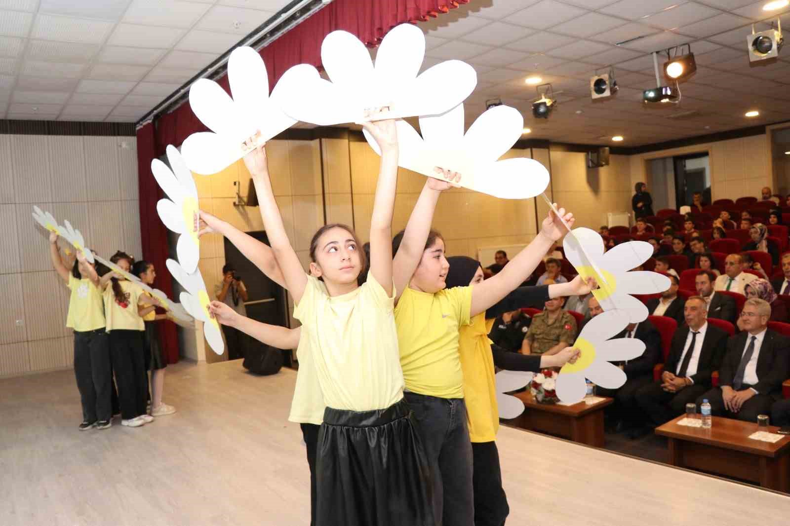 Oltu’da İlköğretim Haftası Coşkulu Gösterilerle Kutlandı