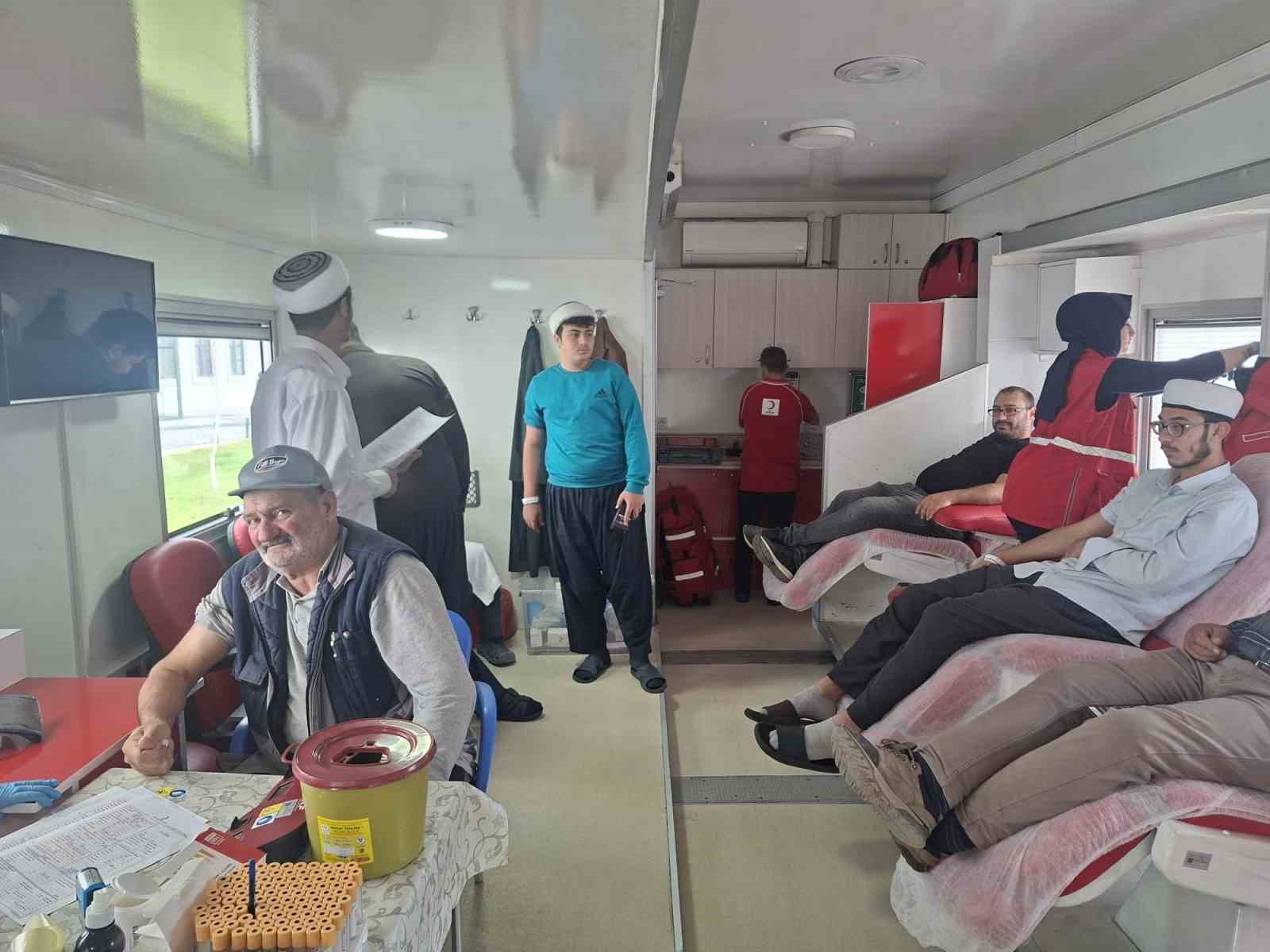 Bağcılar'da Kan Bağışı Seferberliği: Aziziye Nizamiye Eğitim Kurumları'ndan Örnek Davranış