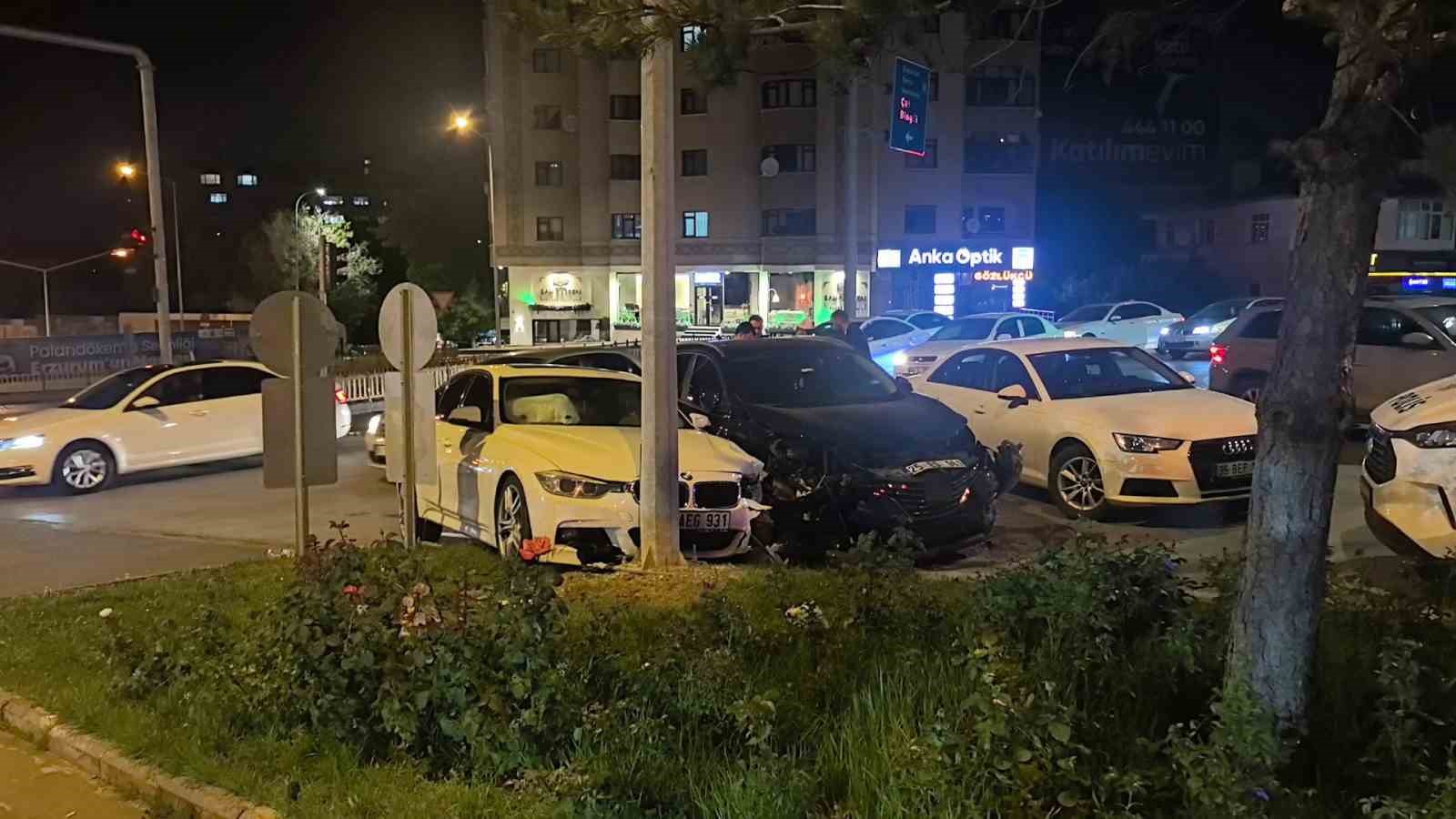 Erzurum'da Kavşakta Çarpışan İki Araçta İki Yaralı