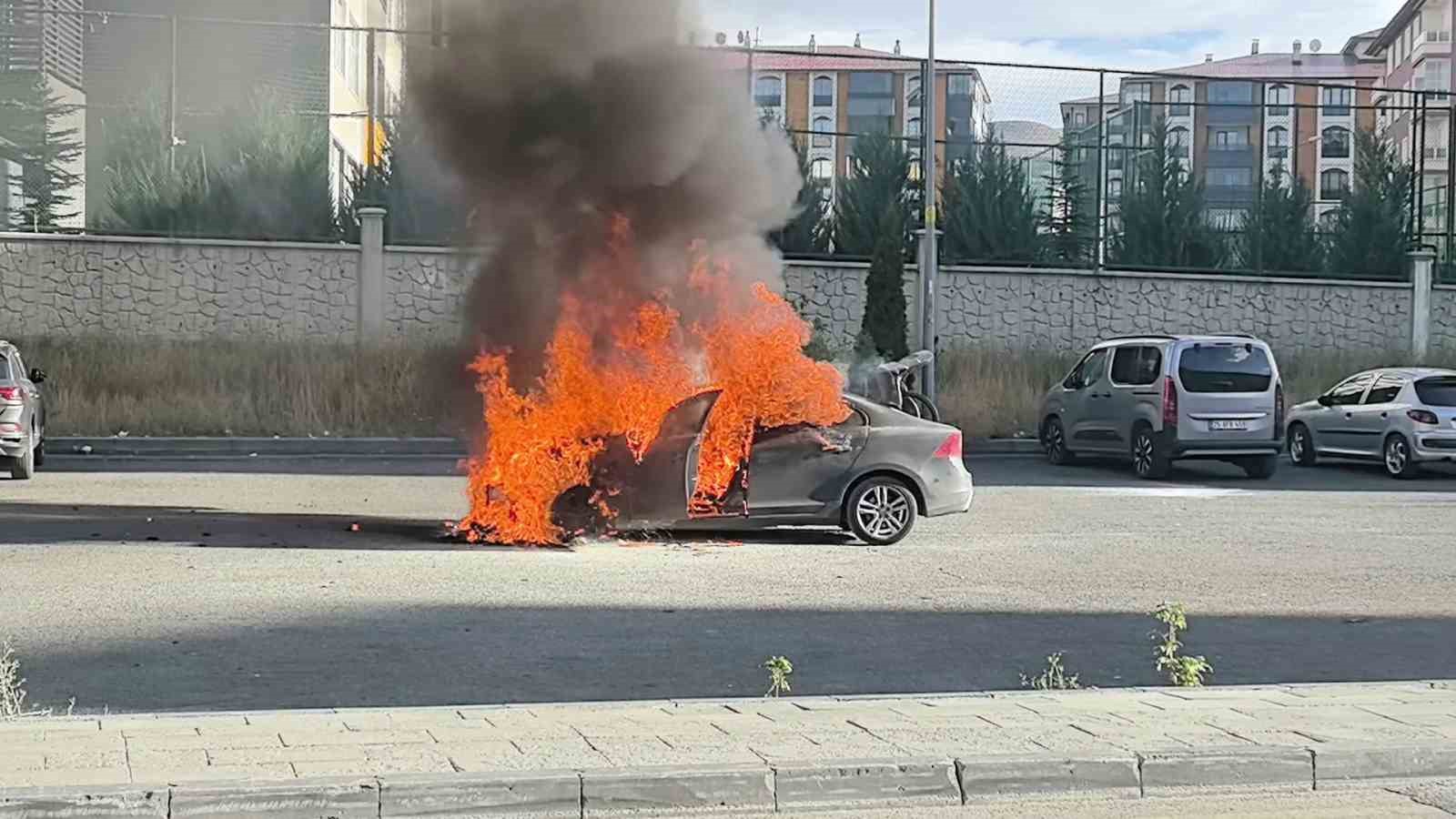 Erzurum'da Yangın Paniği: Otomobilden Art Arda Patlamalar Yükseldi