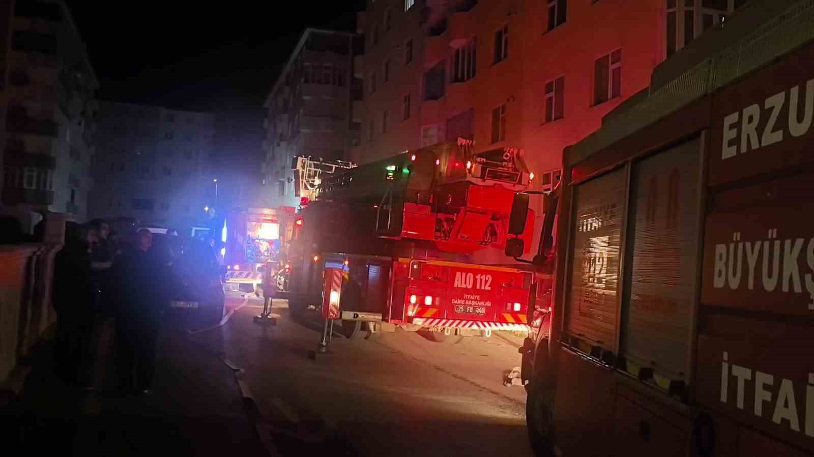 Erzurum'da 6 katlı apartmanda çıkan yangın paniğe neden oldu