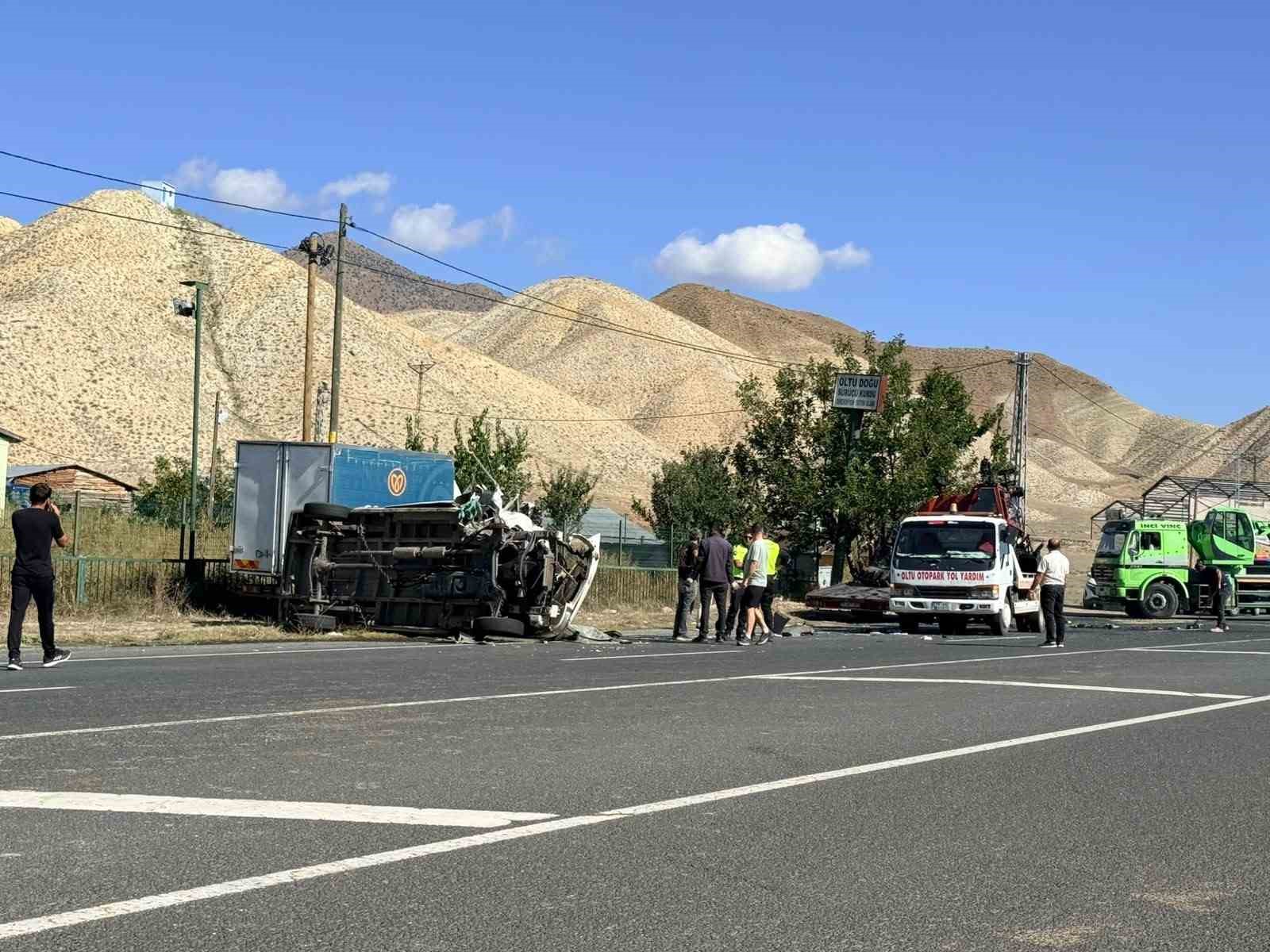 Bağcılar'da Minibüs ile Traktör Çarpıştı: 3 Yaralıdan 2'si Ağır