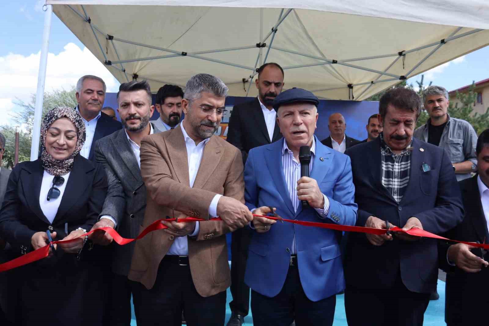Karayazı'da Bahar Tazeliği: Köy Yollarının Yüzde 60'ı Asfaltlandı