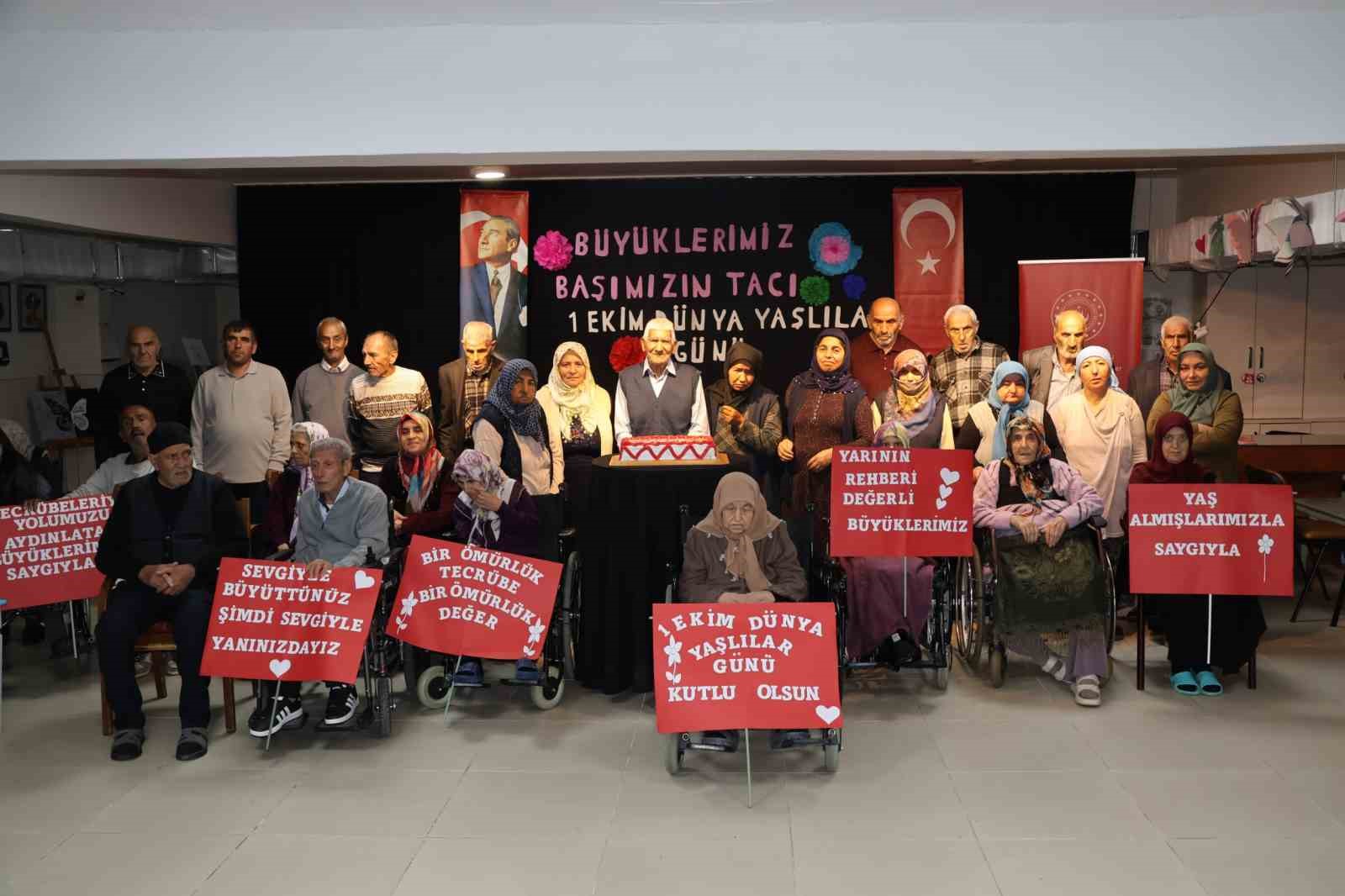 Erzurum'da Dünya Yaşlılar Günü Coşkuyla Kutlandı