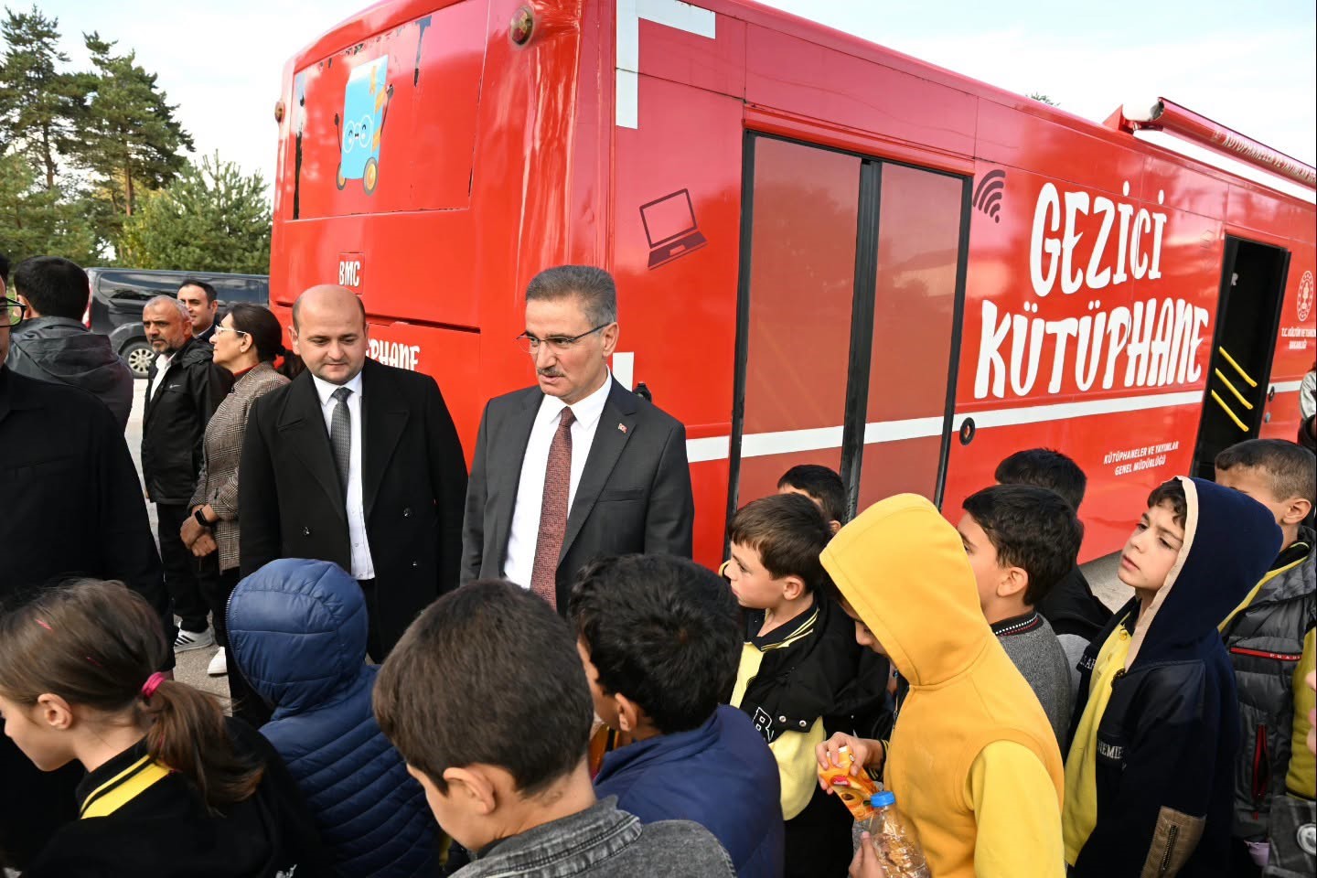 Vali Baruş, Gezici Kütüphanede Minik Okurlarla Buluştu