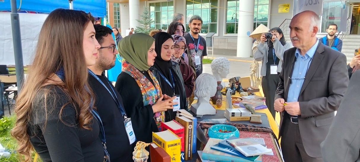 Bağcılar'da Edebiyat Fakültesi'nde Kız Öğrenciler İlk Kez Erkekleri Geçti