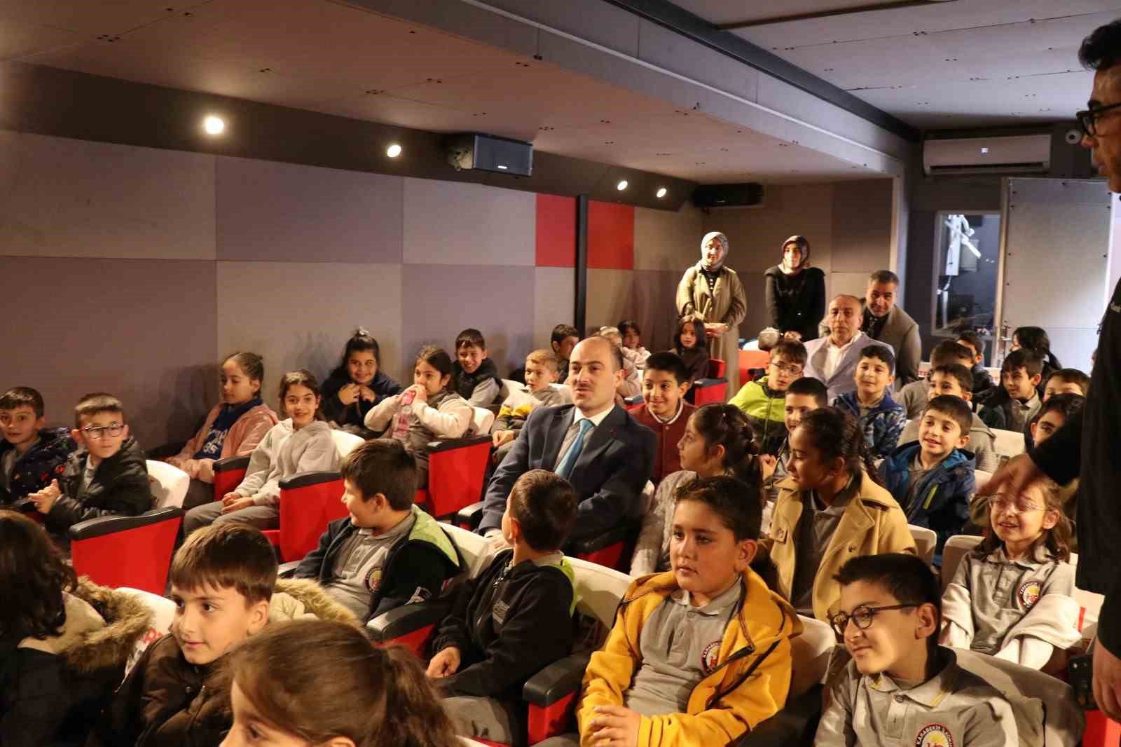Oltu'da Öğrencilere Sinema Keyfi Sunan Mobil Sinema Tırı Etkinliği