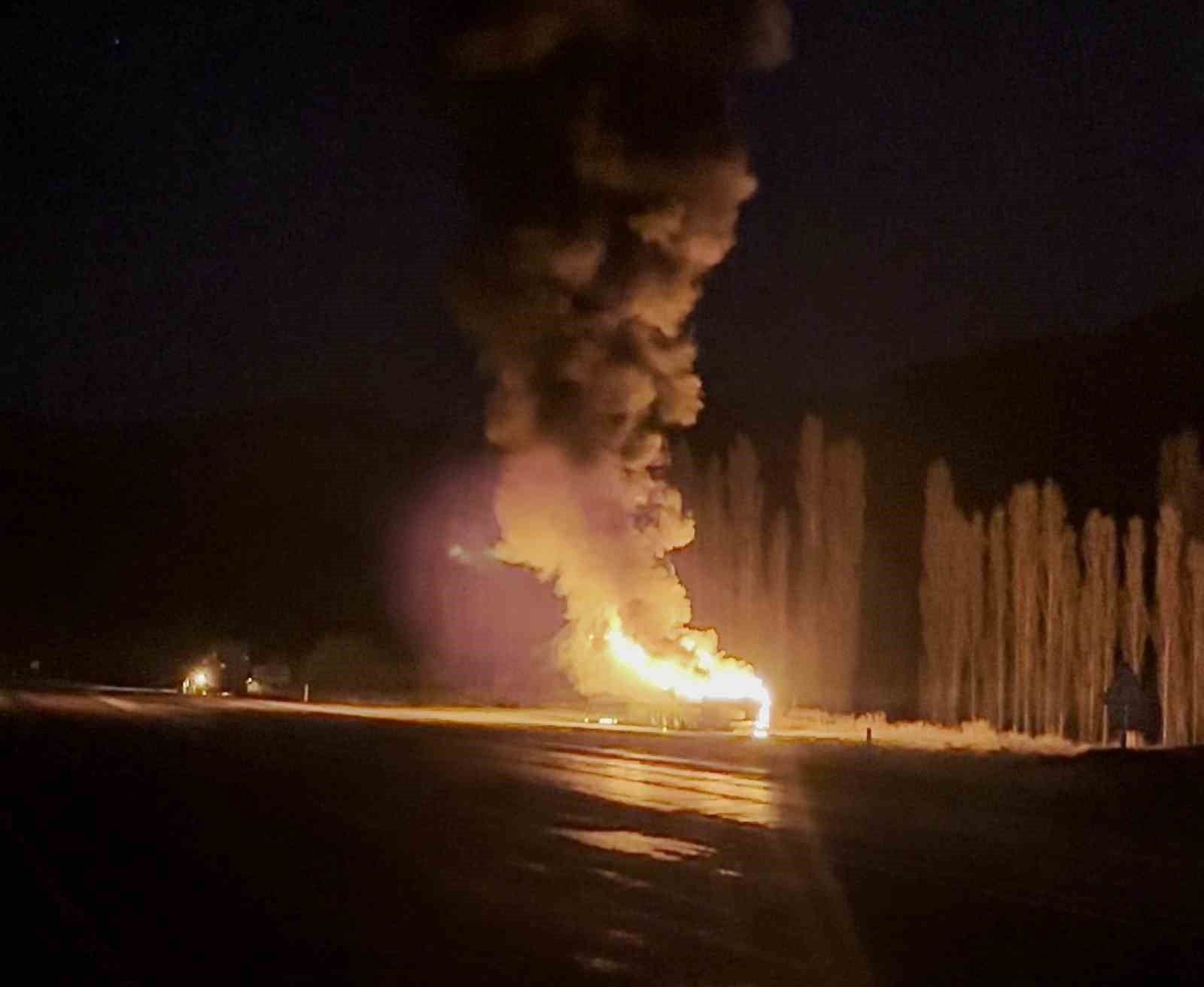Korkutan Yangın: Tır Dorsesi Alev Alev Yandı