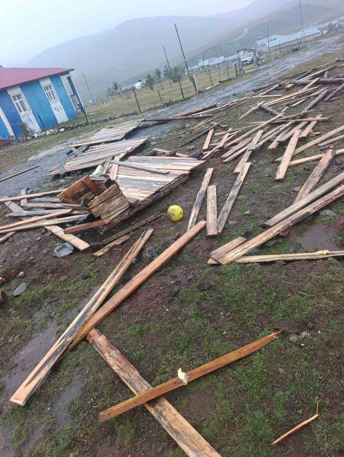 Tekman'da Hortum Felaketi: Şiddetli Yağış Çatıları Uçurdu