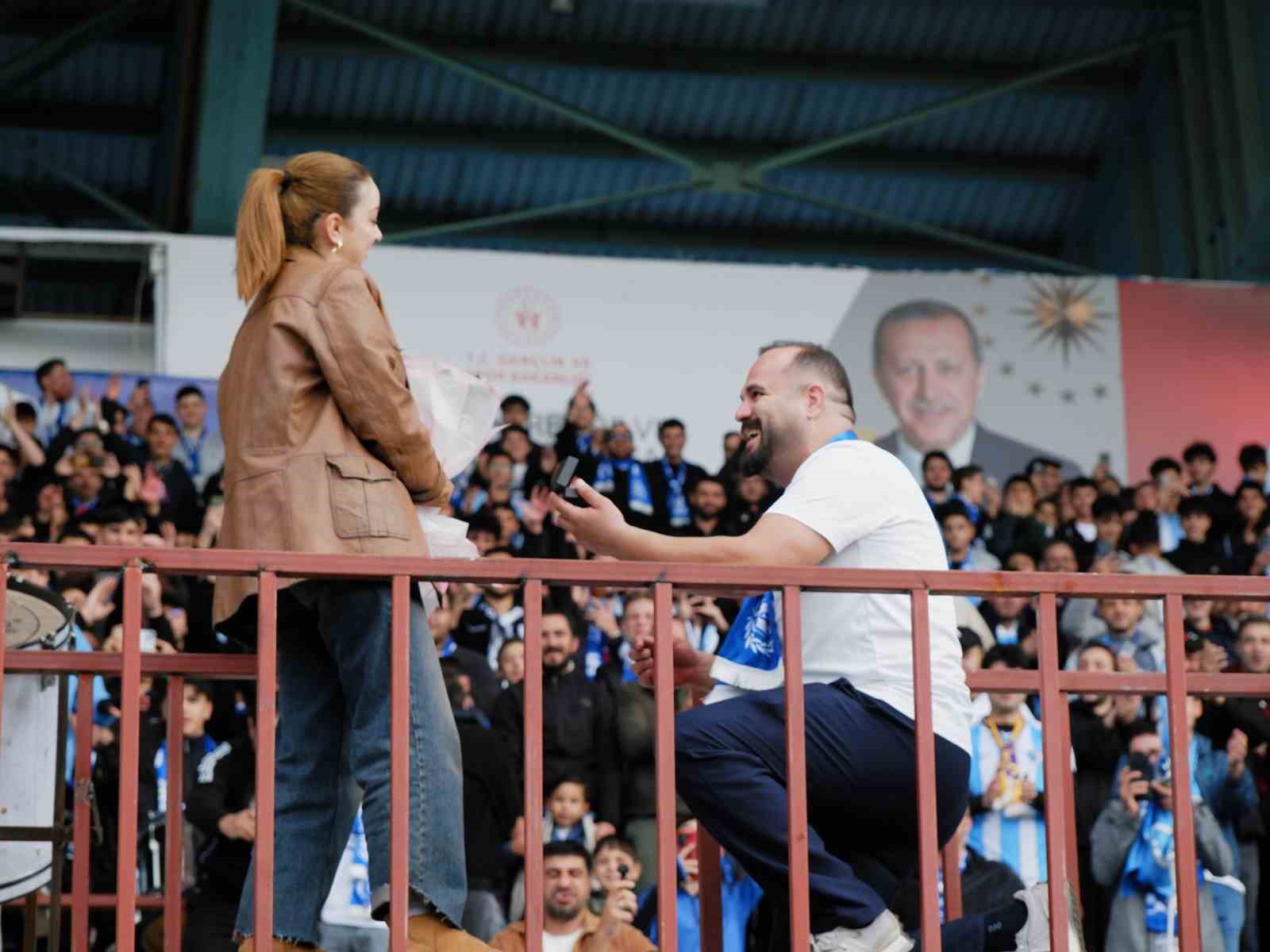Erzurumspor Tribünlerinde Aşk Dolu Anlar: Evlilik Teklifi Yapıldı!