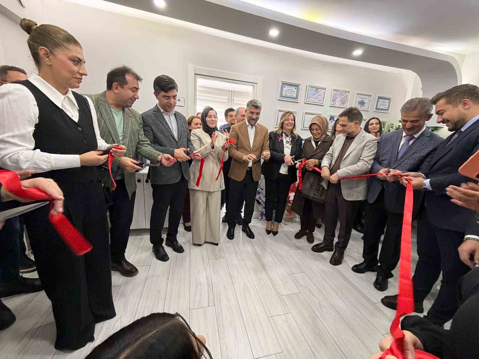 Erzurum'da Yeni Bir Sağlık Merkezi Açıldı: Doç. Dr. Sertaç Zengil'in Muayenehanesi Törenle Hizmete Girdi