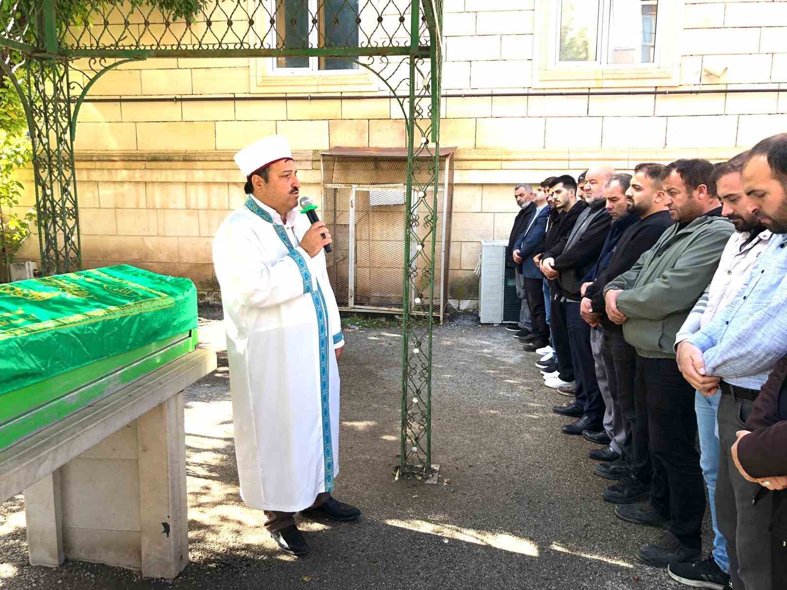 Cenazede Duygu Dolu Anlar: İmam Kardeş, Ağabeyinin Son Veda Törenini Yönetti