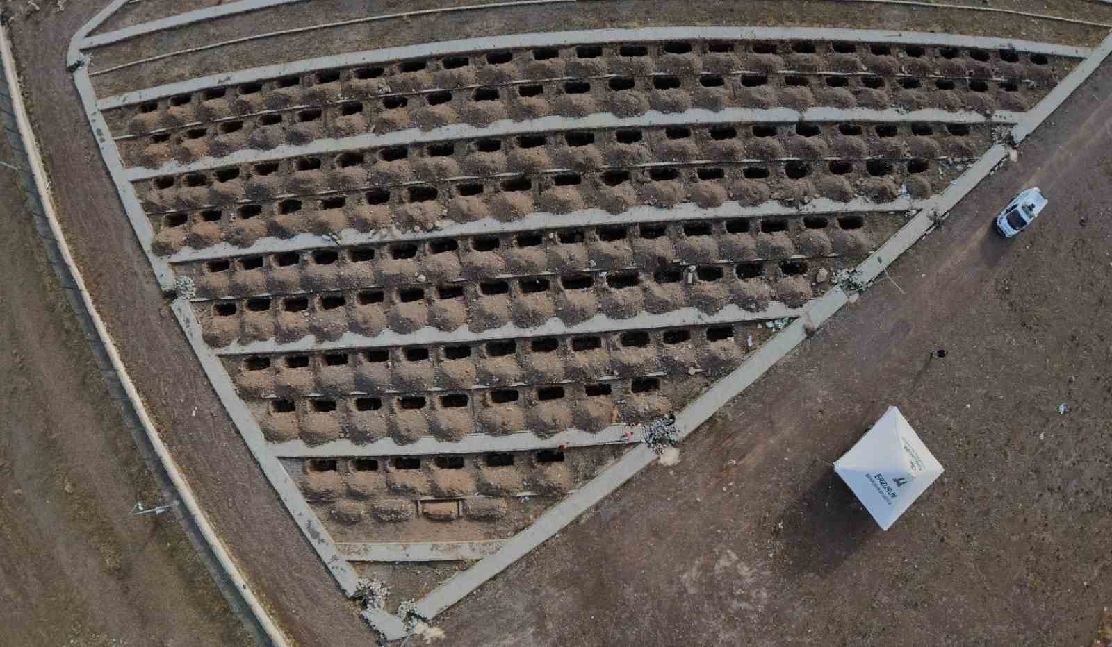 Erzurum'da Kışa Hazırlık: Mezarlıklar için Yüzlerce Mezar Kazılıyor