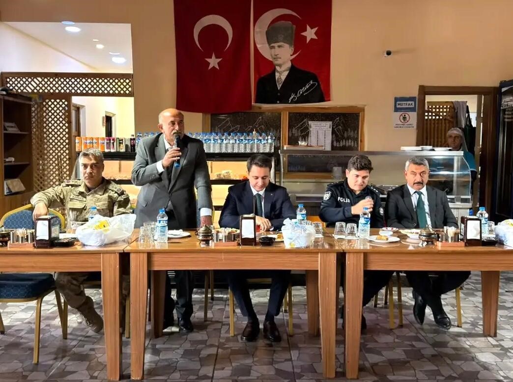 Şenkaya Belediyesi, Muhtarlar Günü’nde Birlik ve Beraberlik Yemeği Düzenledi