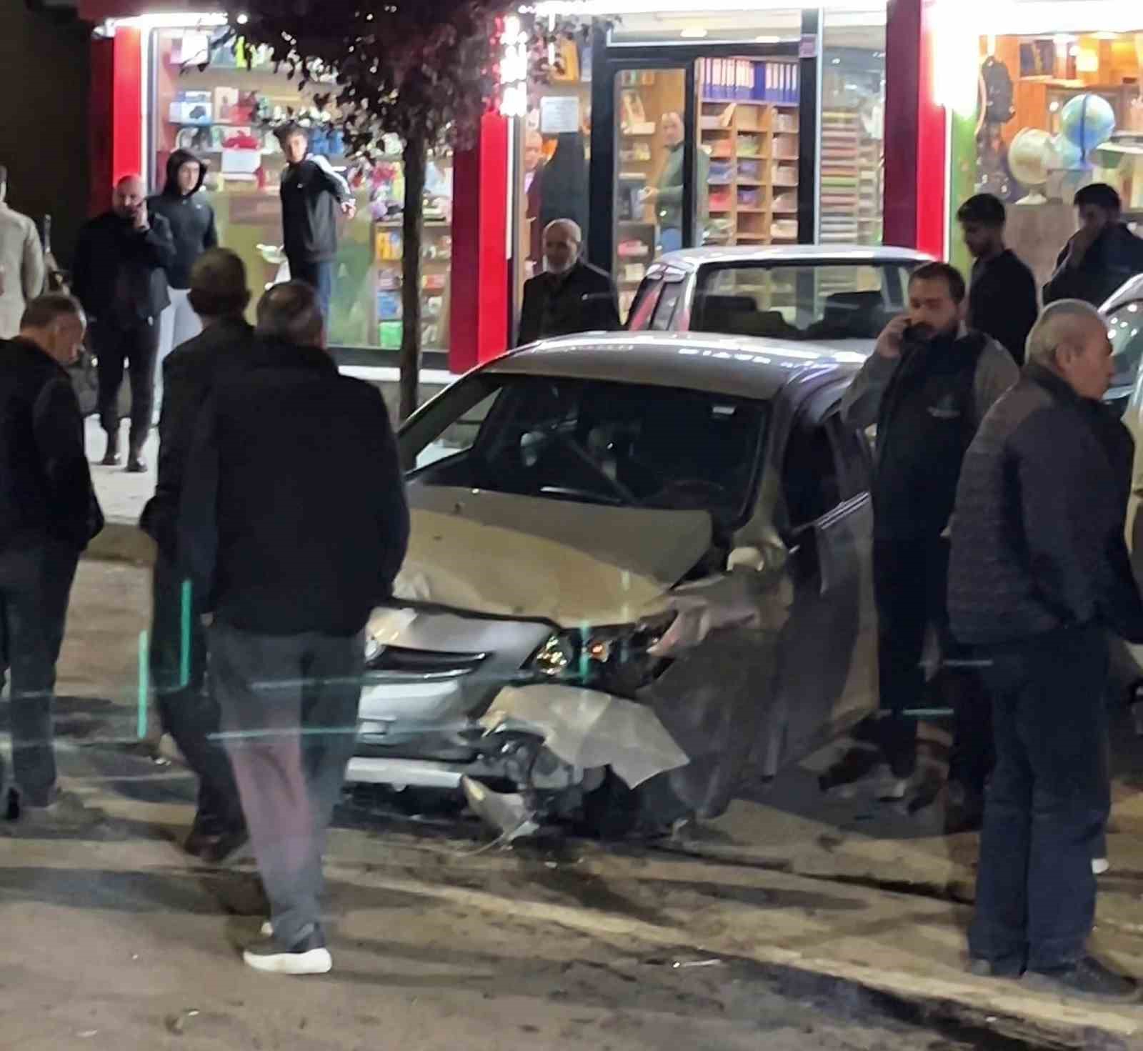 Erzurum’da Direksiyon Kilitlendi, Zincirleme Kaza Ortaya Çıktı: 1 Yaralı