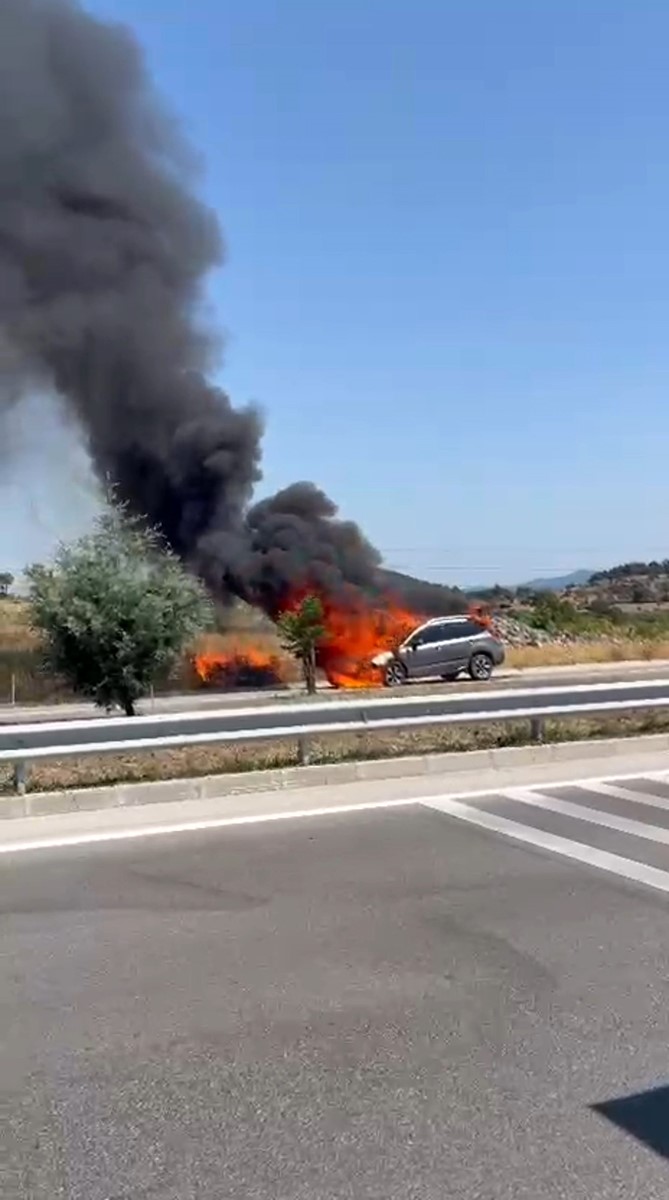 Ayvacık'ta Seyir Halindeki Araç Alev Alev Yandı