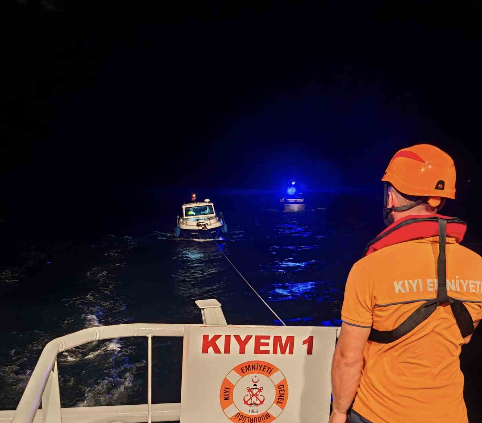 Çanakkale Boğazı'nda Sürüklenen Tekne Kurtarıldı