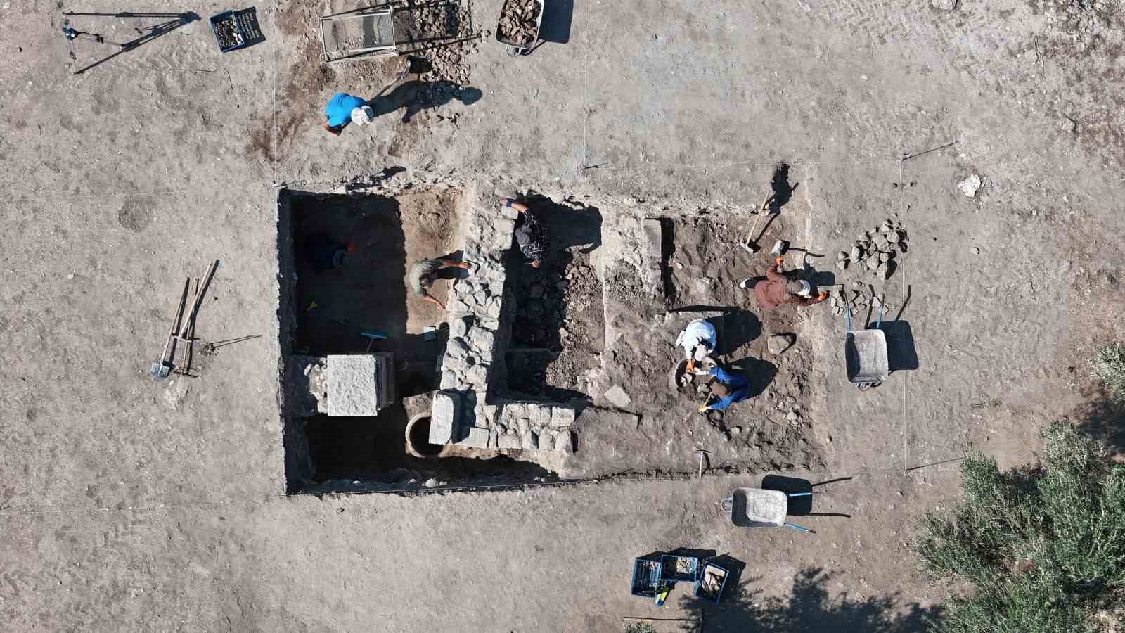 Çanakkale'de 1.500 Yıllık Dibek ve 1.300 Yıllık Depo Küpleri Keşfedildi