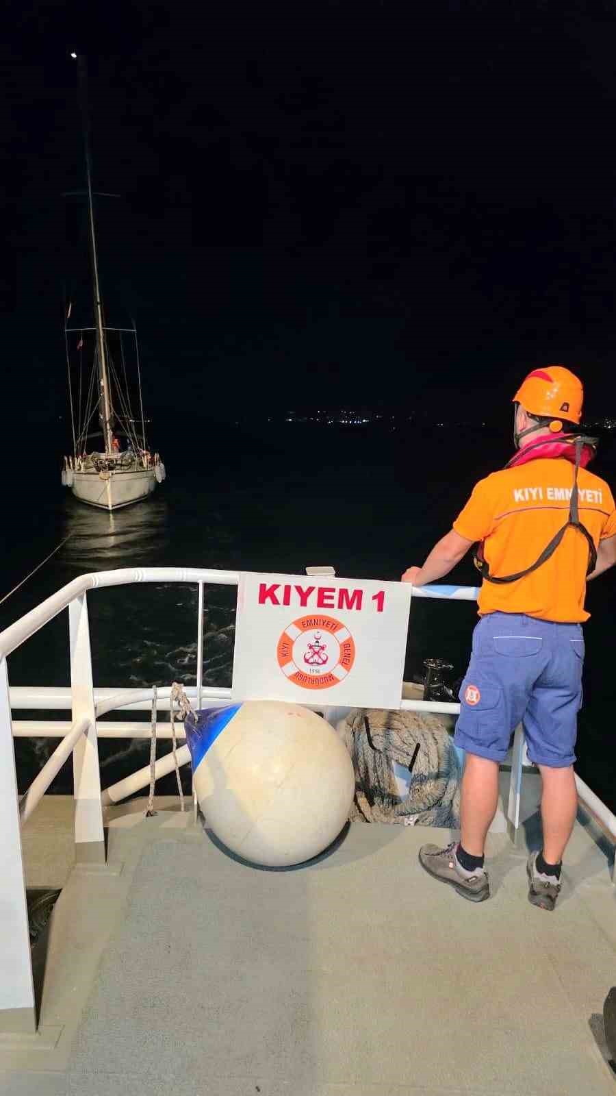 Çanakkale Boğazı'nda Sürüklenen Tekneye Kurtarma Operasyonu