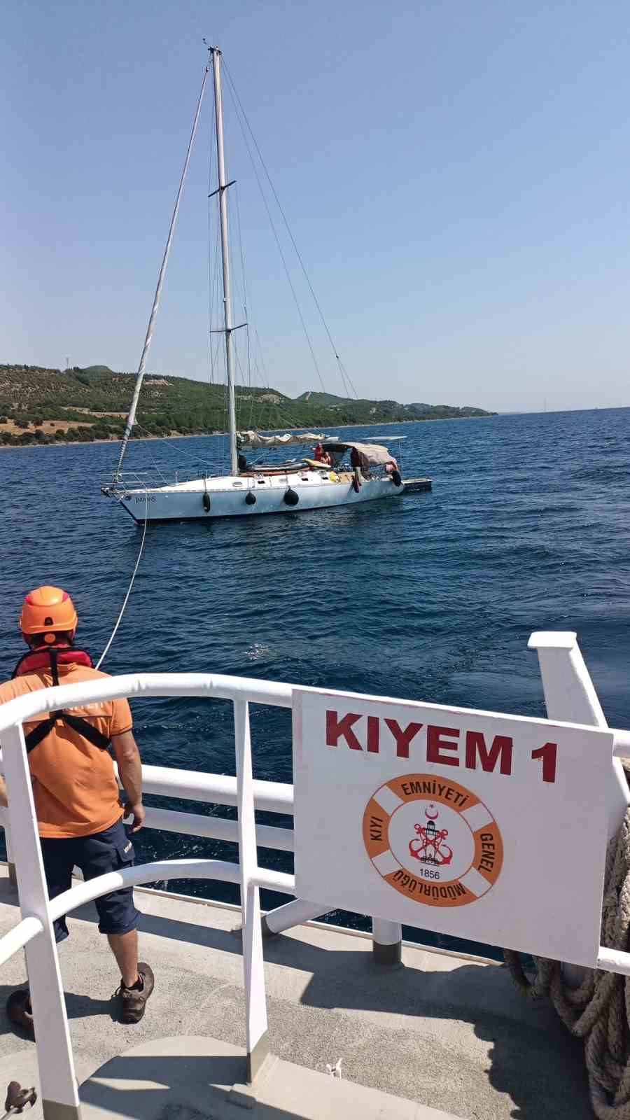 Çanakkale Boğazı'nda Sürüklenen Tekne Kurtarıldı