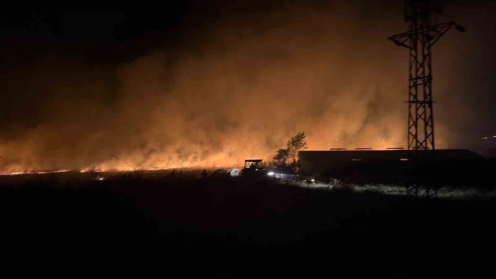 Çanakkale'de Otluk Alanda Yangın Korkuttu, Hızla Söndürüldü