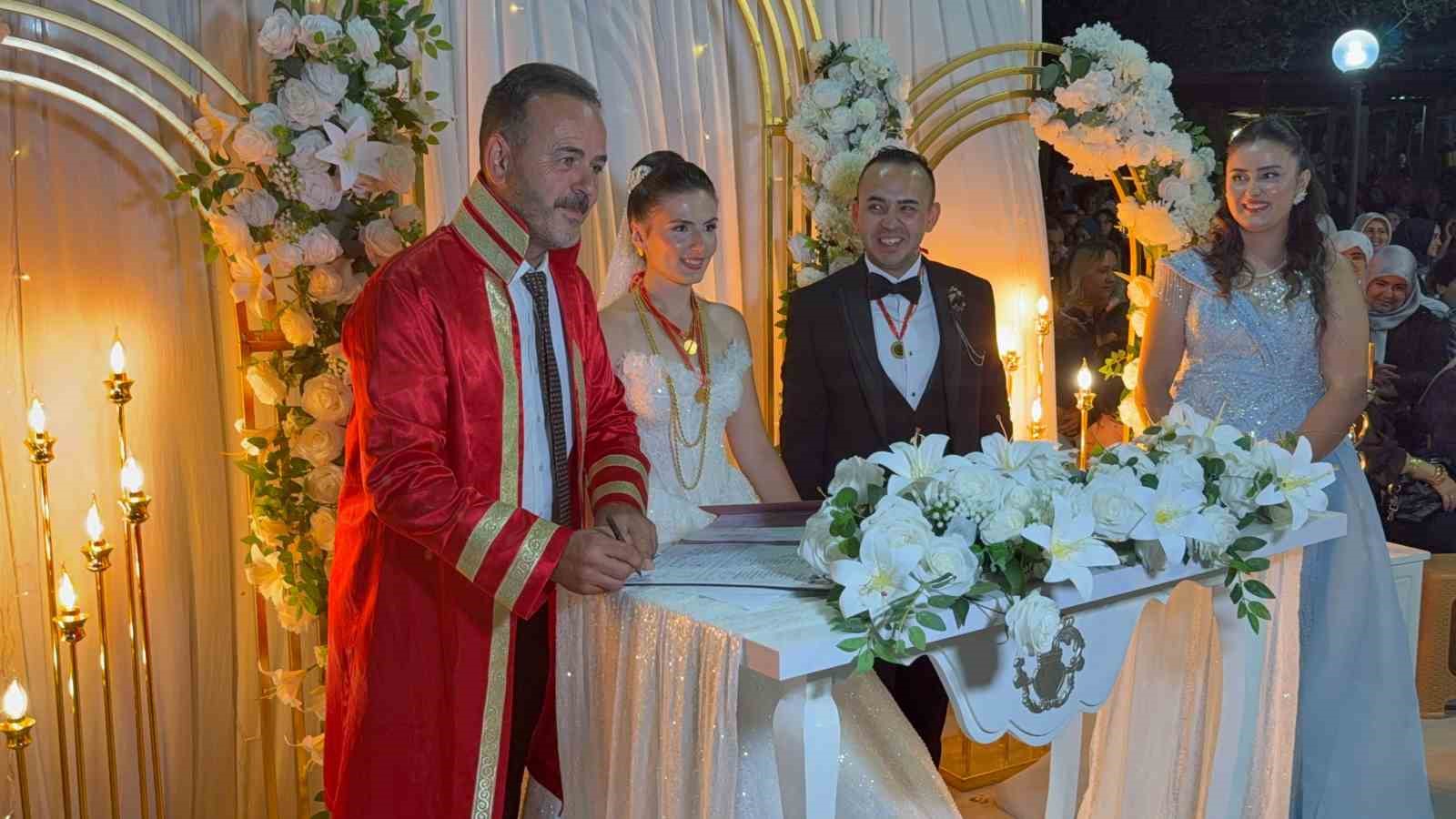 Etili Köyü'nde Duygusal Nikah Töreni: Muhtar Baba Oğlunun Evliliğini Kıydı