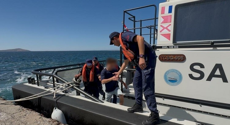 Bozcaada Açıklarında Rahatsızlanan Gemi Personeli Hastaneye Kaldırıldı