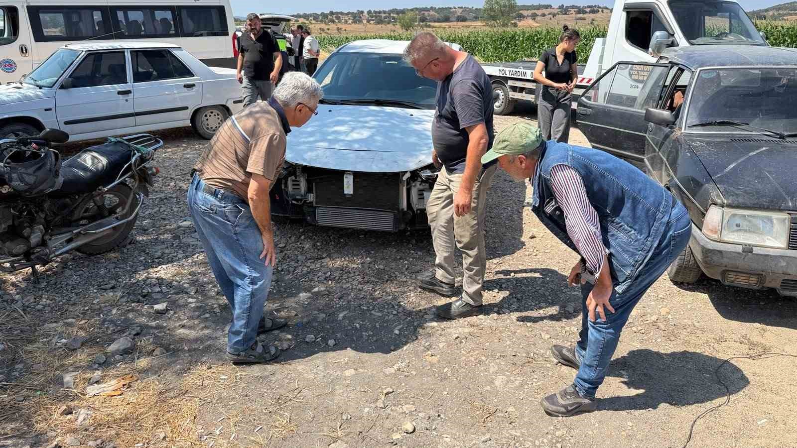 Çanakkale'de İki Araç Çarpıştı, Sürücüler Sağ Salim Kurtuldular