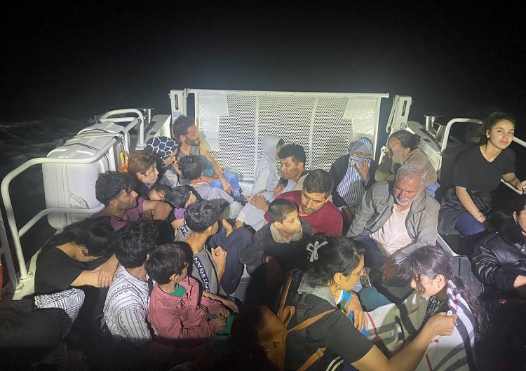Ayvacık'ta 37 Kaçak Göçmen ve 2 Organizör Ele Geçirildi