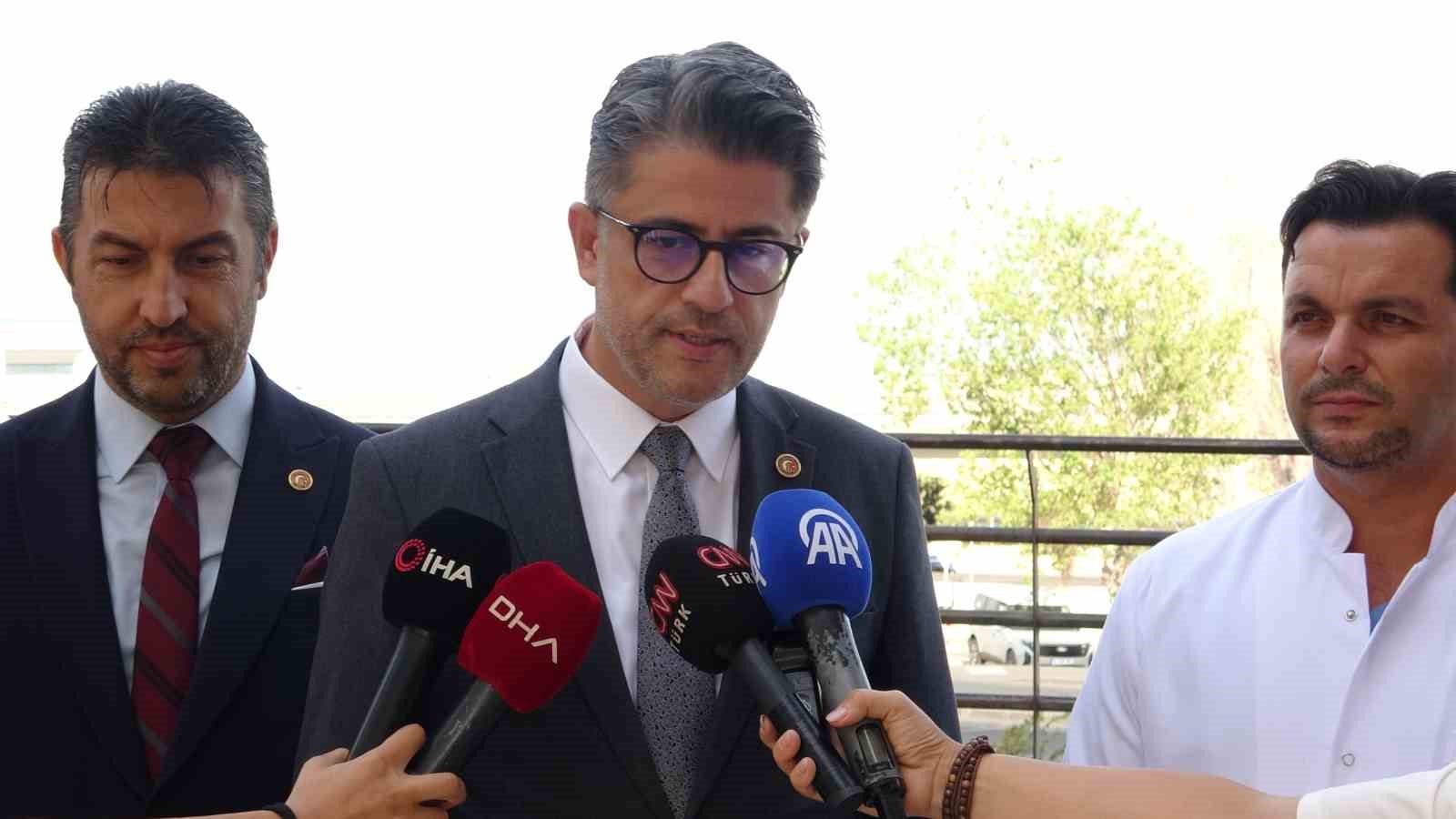 Cem Yılmaz'ın Sağlık Durumu İyi, Esprili Halleriyle Moral Veriyor