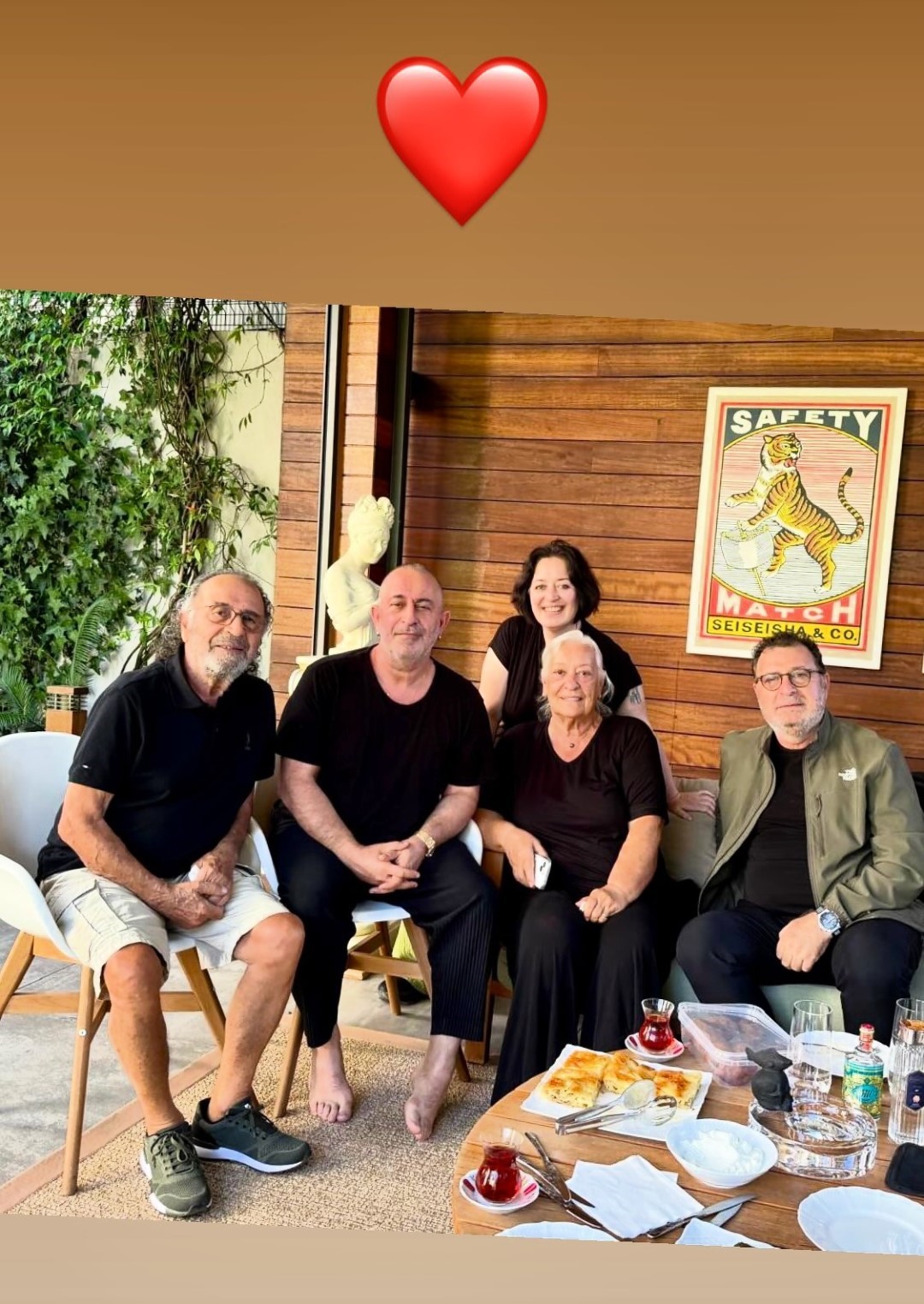 Cem Yılmaz, Kalp Krizinin Ardından Ailesiyle Mutlu Anlarını Paylaştı