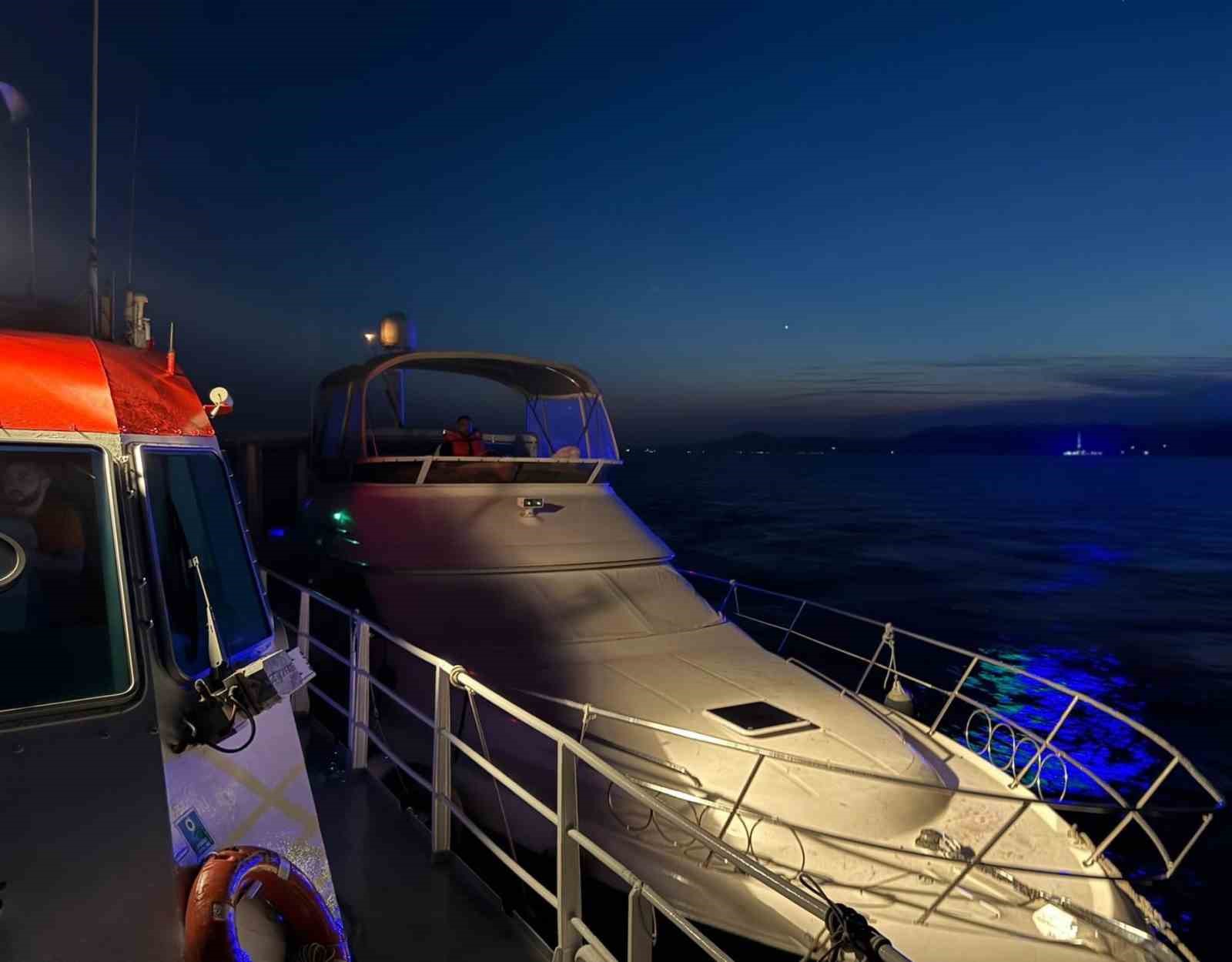 Çanakkale Boğazı'ndaki Sürüklenen Tekne 2 Kişiyle Birlikte Kurtarıldı