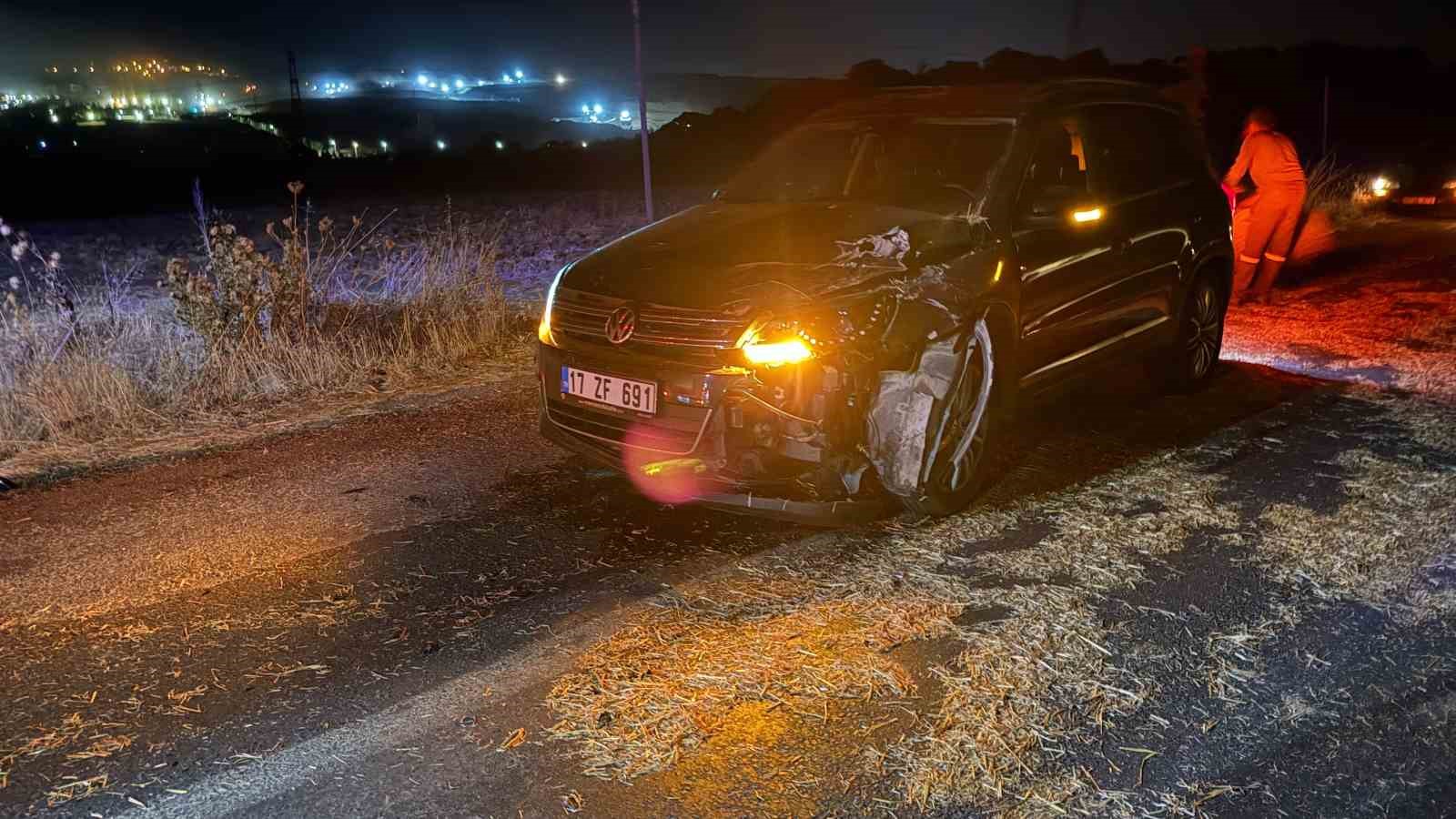 Çanakkale'de otomobil traktöre çarptı, bir kişi yaralandı