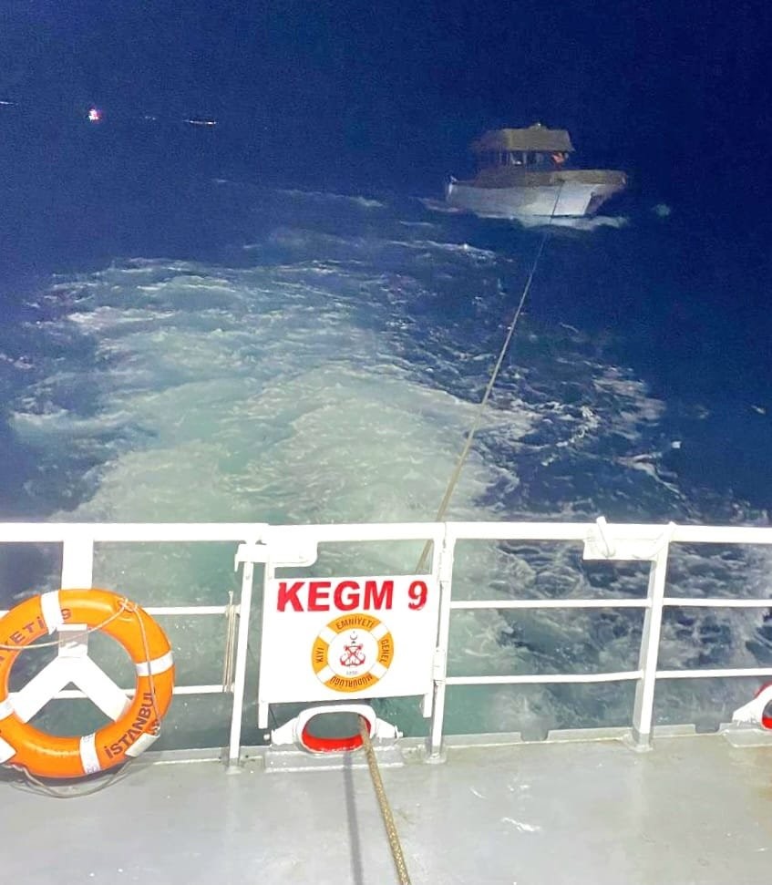 Çanakkale Boğazı'nda Sürüklenen Tekne ve 3 Kişi Kurtarıldı