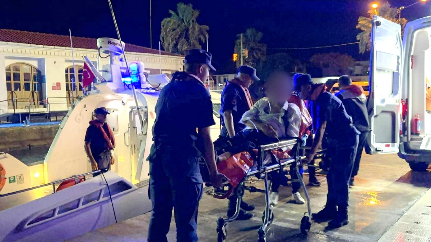 Çanakkale'de 74 Yaşındaki Hasta Sahil Güvenlik Botu ile Tahliye Edildi
